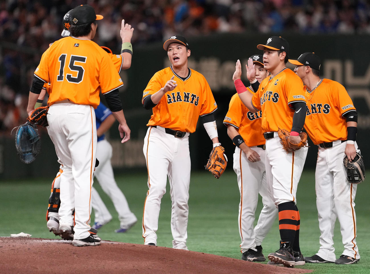 巨人対中日　中日に勝利し、ハイタッチする坂本（中央）ら巨人ナイン（撮影・鈴木みどり）