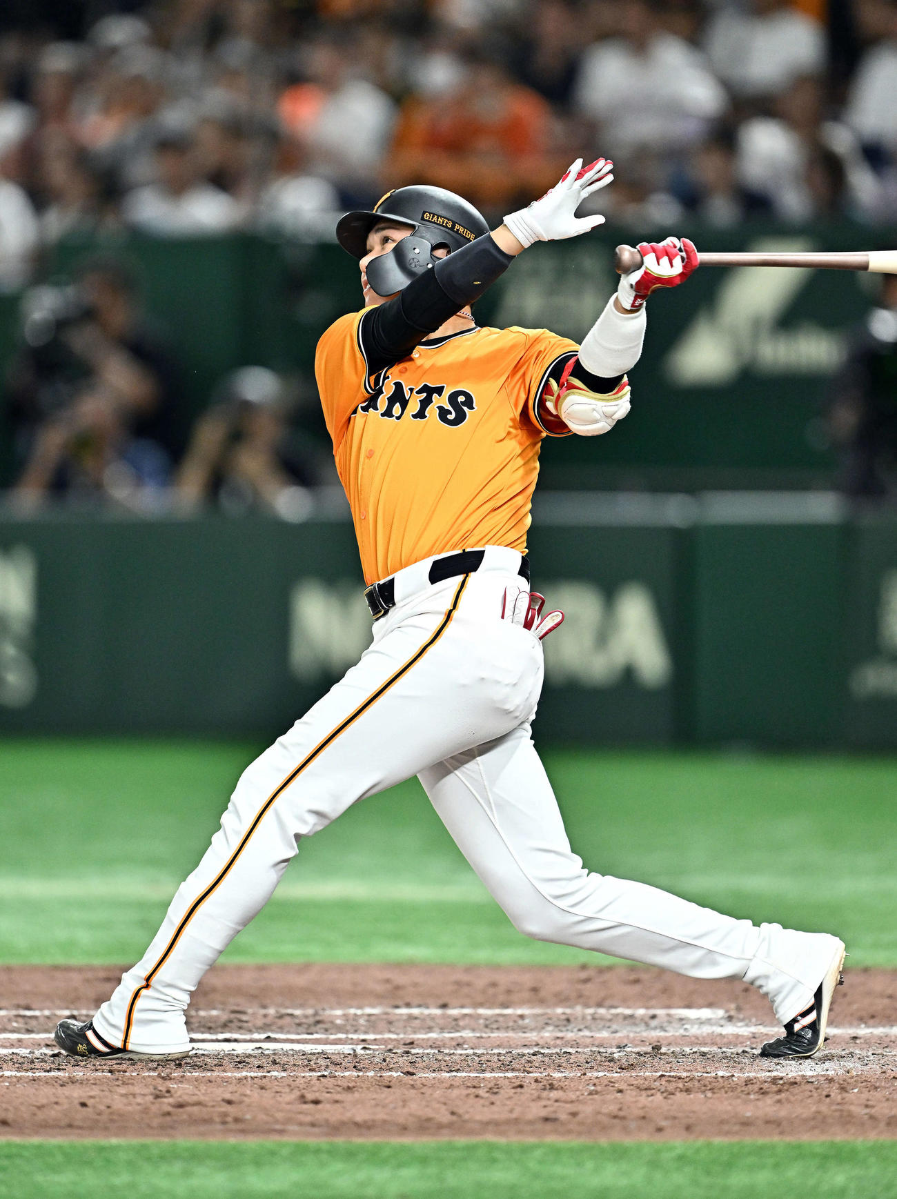 巨人対中日　7回裏巨人1死一塁、坂本は左越え先制2点本塁打を放つ（撮影・滝沢徹郎）