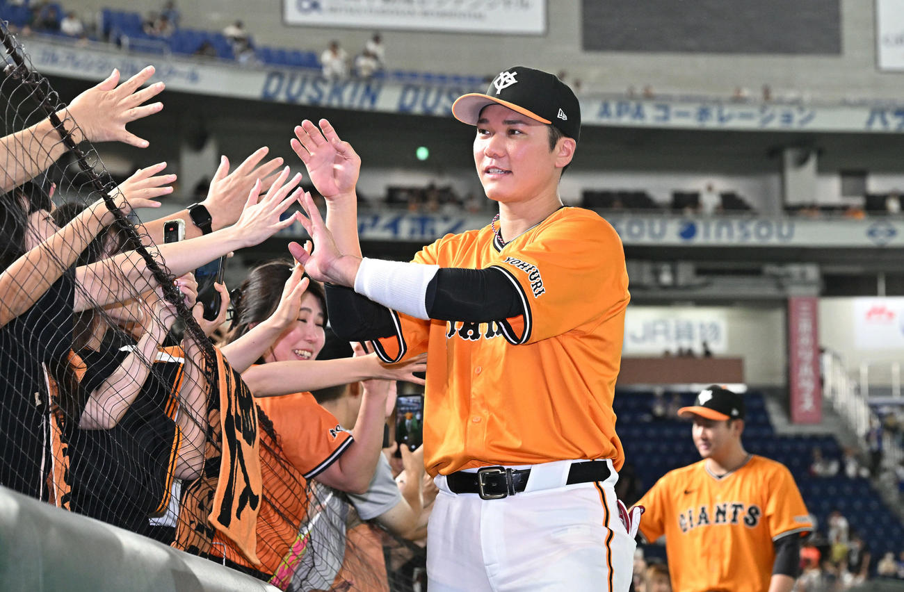 巨人対中日　ヒーローインタビューを終えファンとタッチをかわす巨人坂本（撮影・滝沢徹郎）