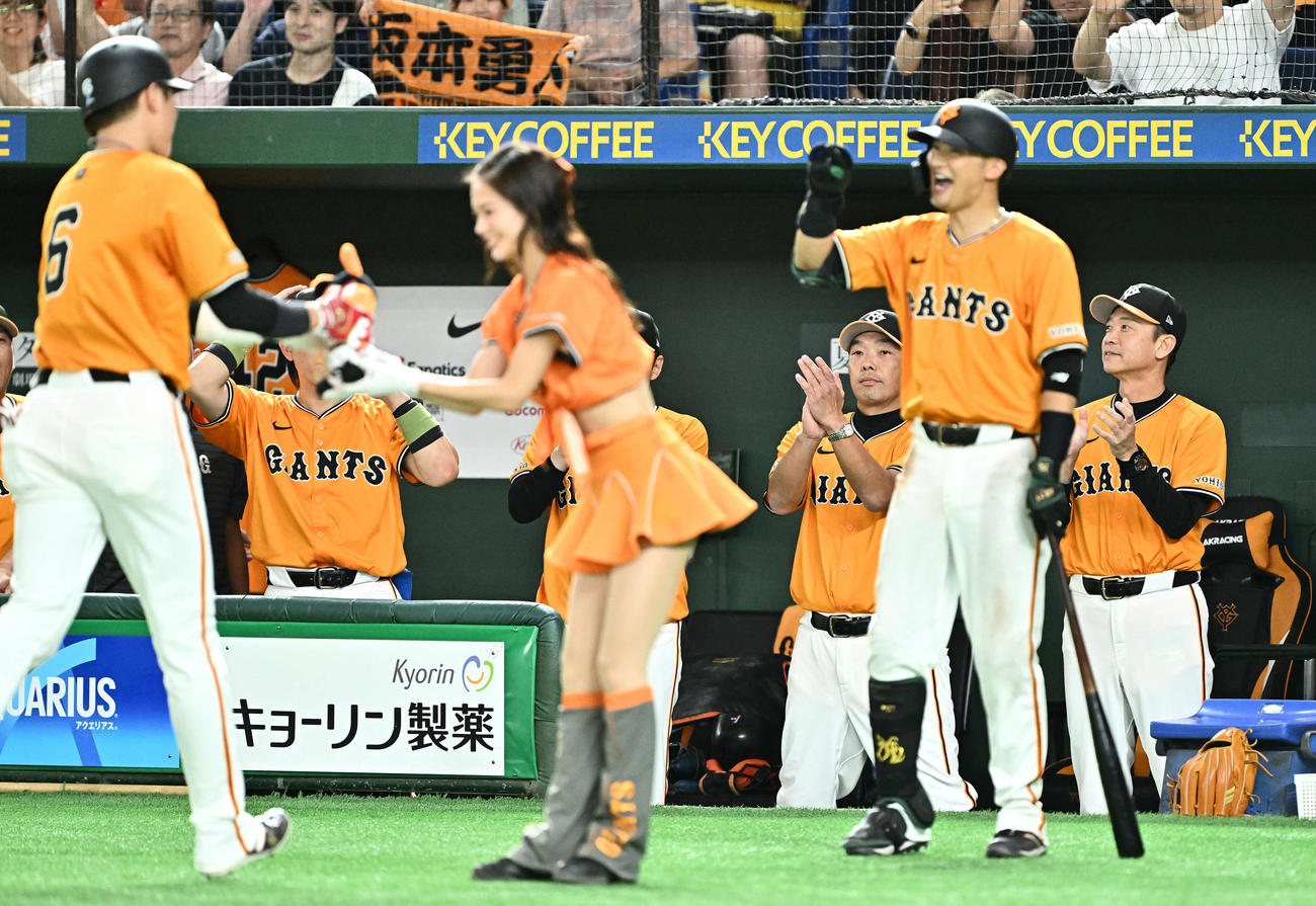 巨人対中日　7回裏巨人1死一塁、先制2点本塁打を放った坂本（手前左）に拍手を送る阿部監督（後方右から2人目）（撮影・滝沢徹郎）