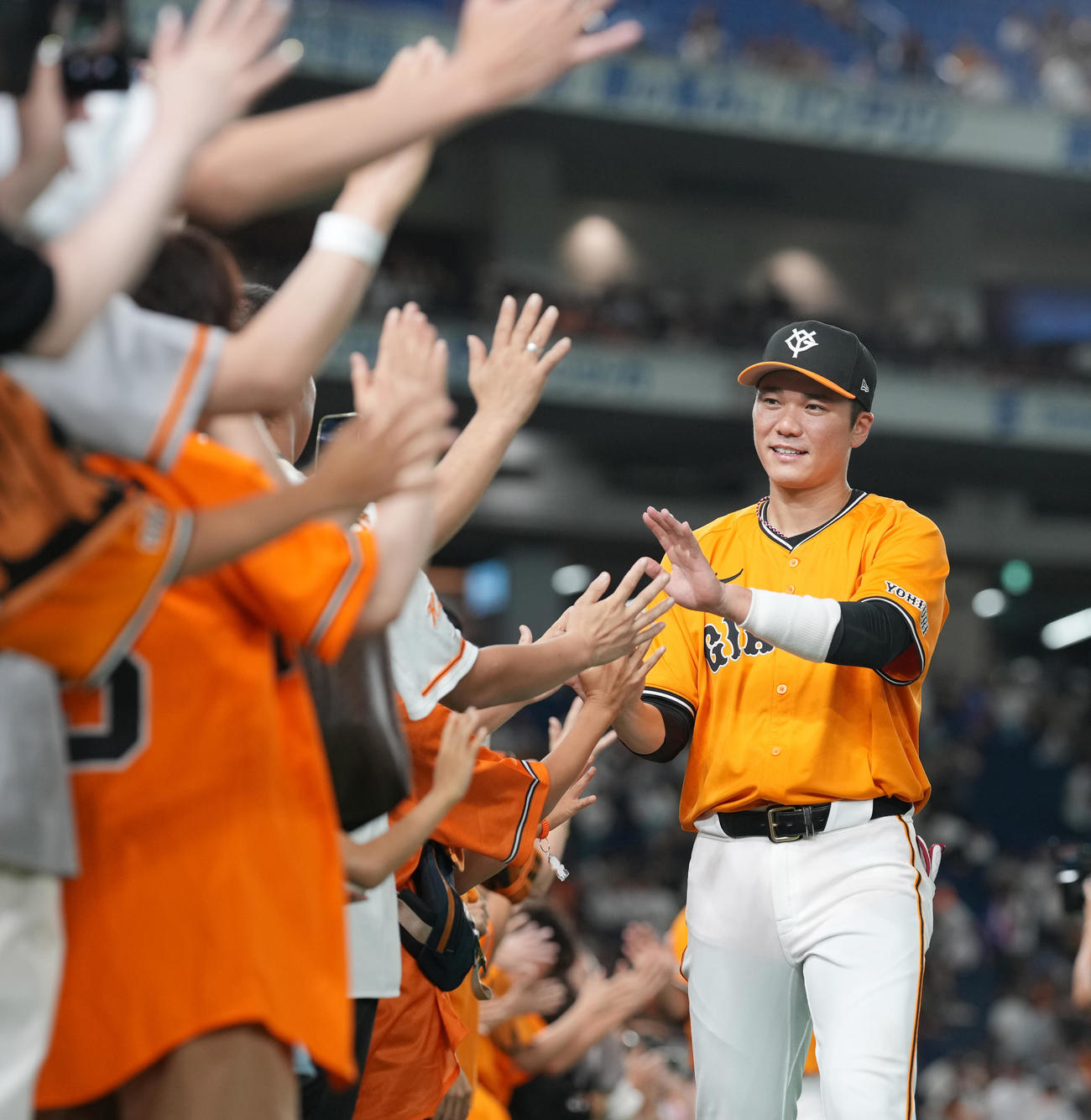 巨人対中日　中日に勝利し、ファンとハイタッチする巨人坂本（撮影・鈴木みどり）