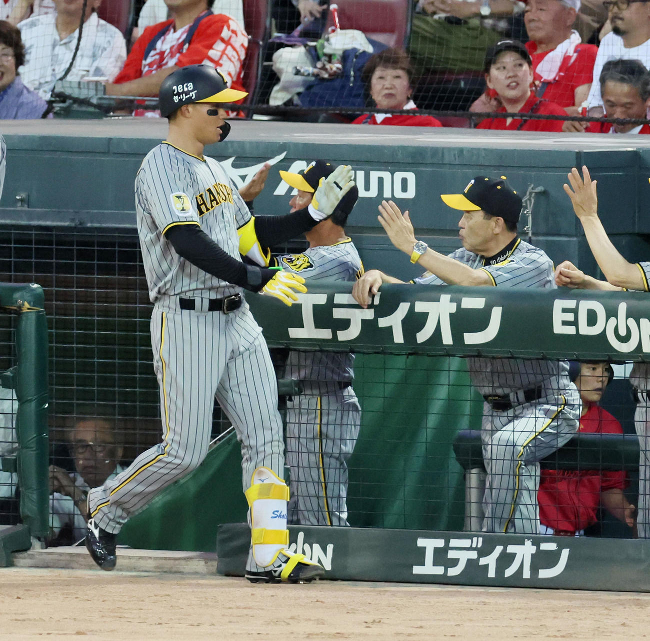 広島対阪神　3回表阪神2死一、二塁、左越え3点本塁打を放った森下（左）を迎える岡田監督（撮影・加藤哉）