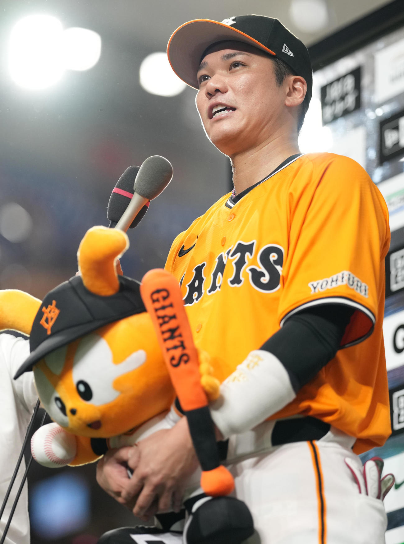 巨人対中日　ヒーローインタビューで笑顔の巨人坂本（撮影・鈴木みどり）