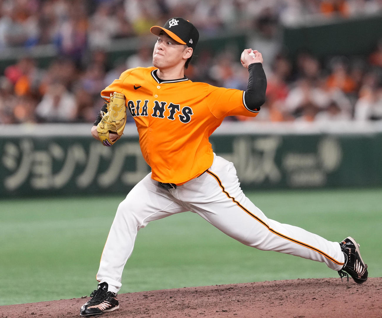 巨人対中日　8回表途中から2番手で登板した巨人高梨（撮影・鈴木みどり）