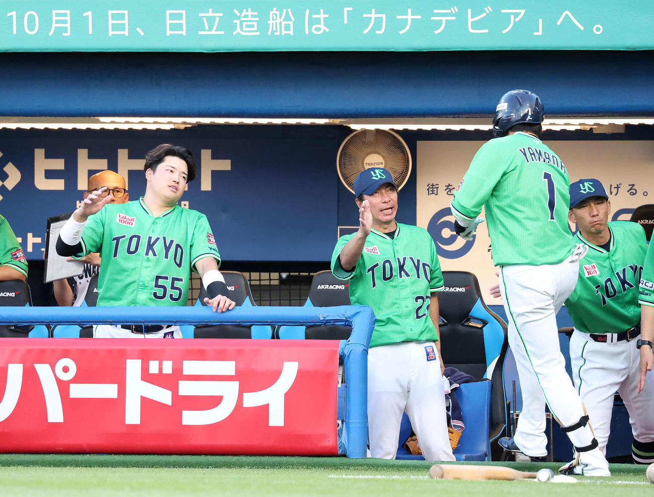 ヤクルト対DeNA 2回裏ヤクルト無死、本塁打を放った山田を迎える高津監督と村上（撮影・丹羽敏通）