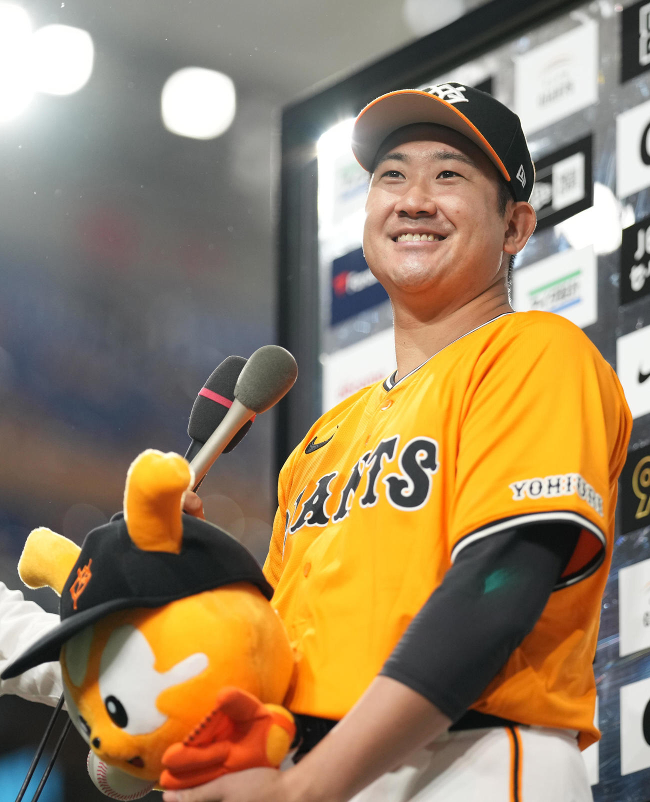 巨人対中日　ヒーローインタビューで笑顔の巨人菅野（撮影・鈴木みどり）