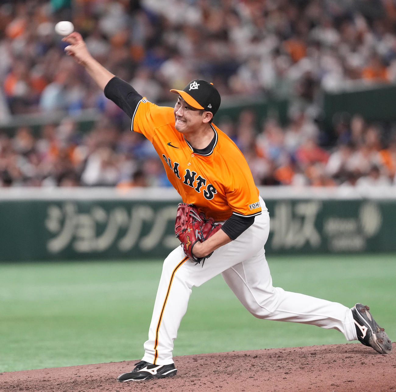 巨人対中日　先発し力投する巨人菅野（撮影・鈴木みどり）