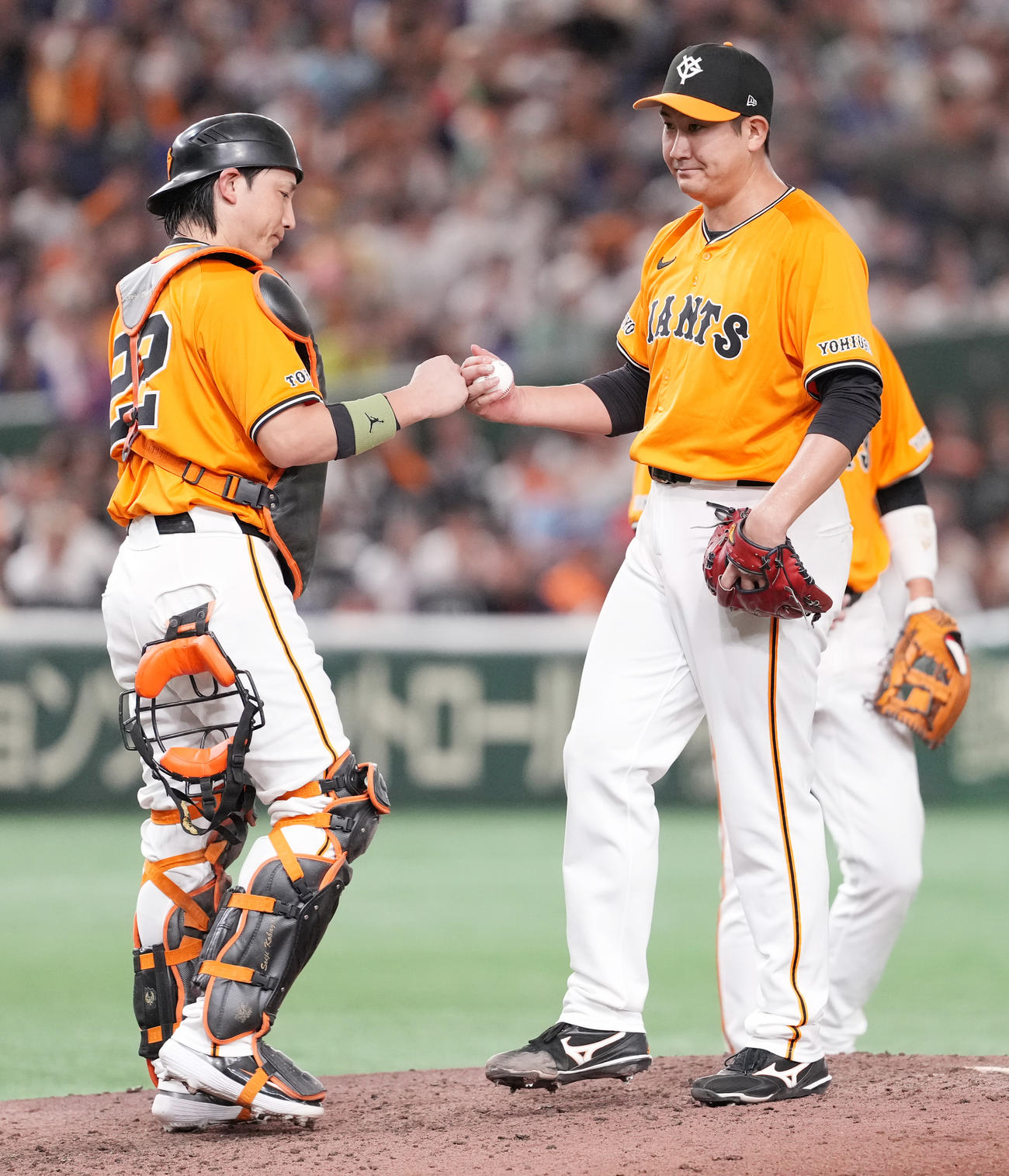 巨人対中日　8回表途中で降板する巨人菅野（右）は小林とタッチを交わす（撮影・鈴木みどり）