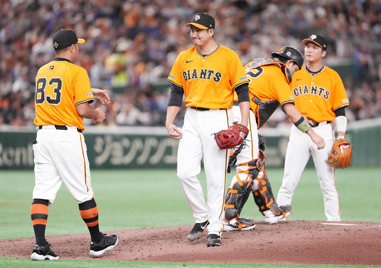 巨人対中日　8回表途中で降板する巨人菅野（左から2人目）。左は阿部監督（撮影・鈴木みどり）