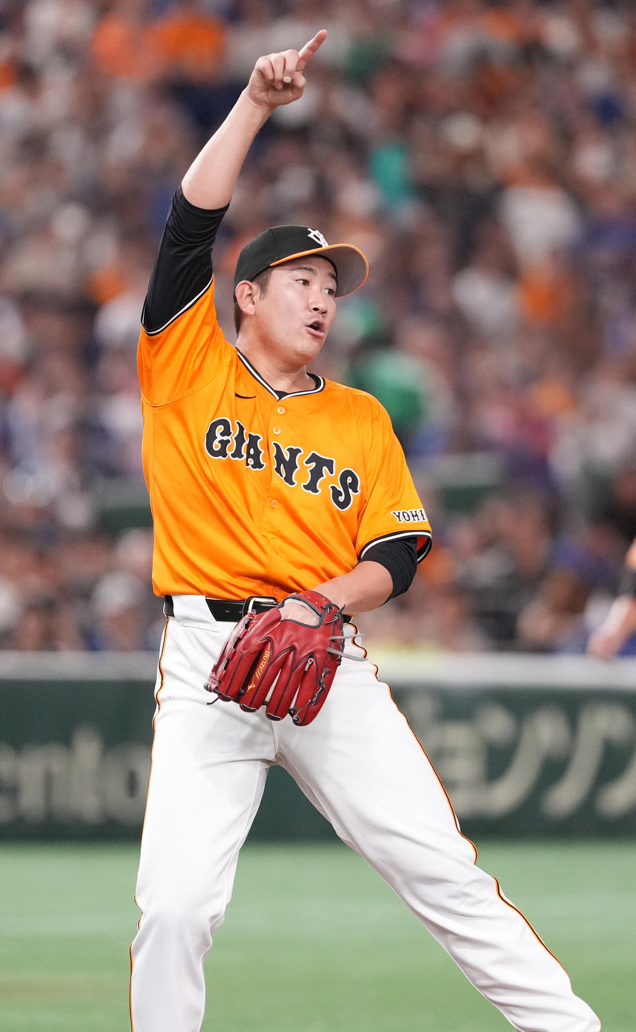 巨人対中日　4回表中日1死、高橋周の打球を指さす菅野（撮影・鈴木みどり）