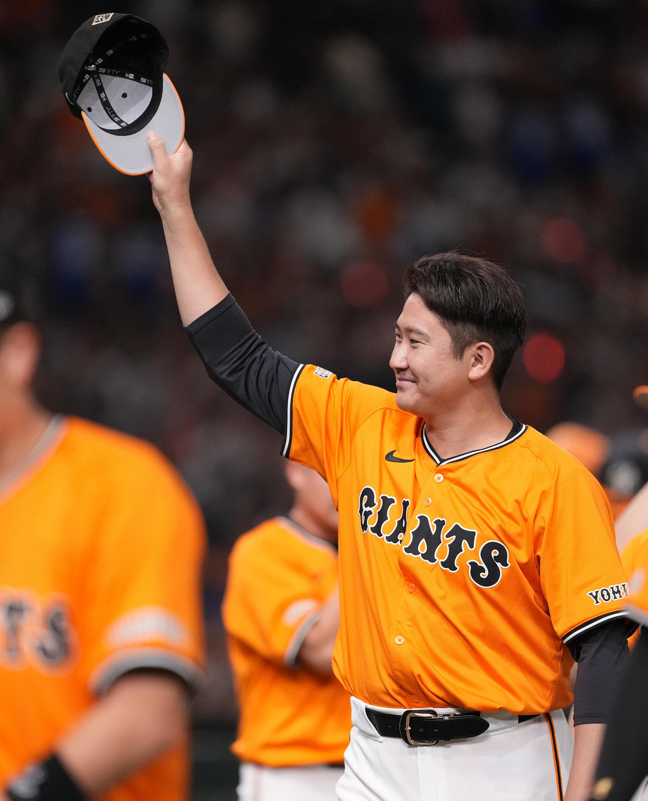 巨人対中日　中日に勝利し、ファンの声援に応える巨人菅野（撮影・鈴木みどり）
