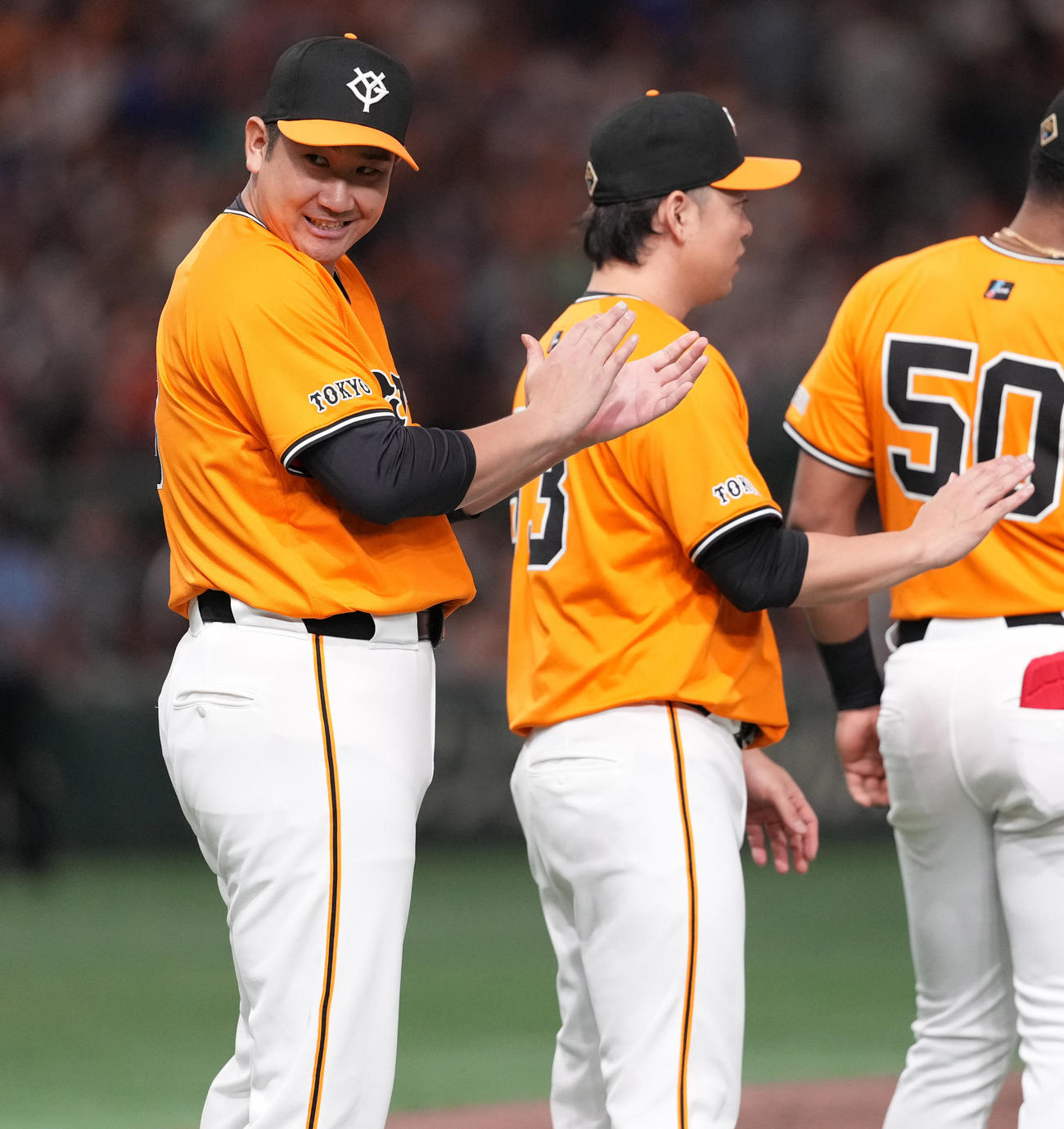 巨人対中日　中日に勝利し、笑顔の巨人菅野（左）（撮影・鈴木みどり）