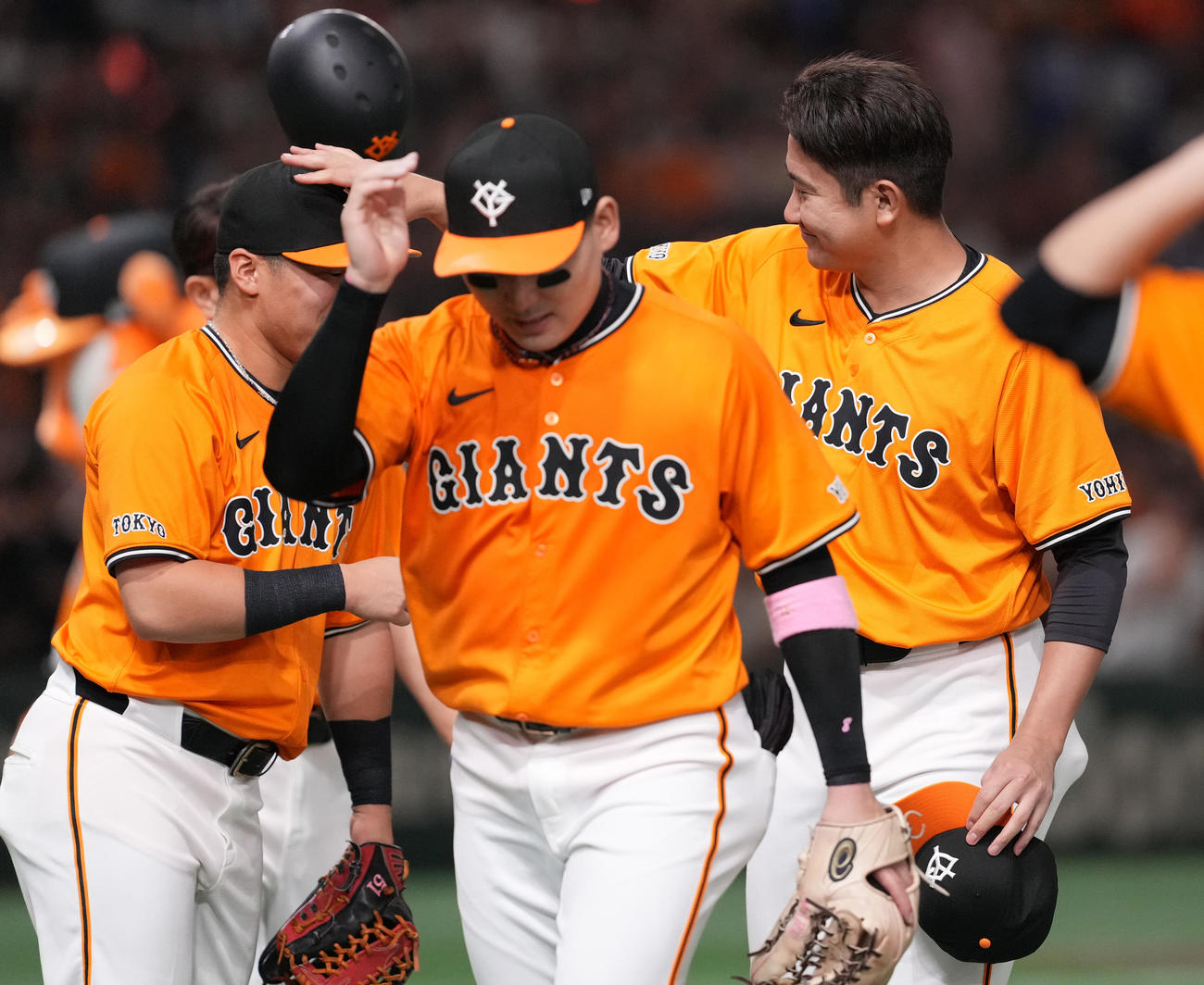 巨人対中日　中日に勝利し、浅野（左）の頭をなでる巨人菅野（撮影・鈴木みどり）