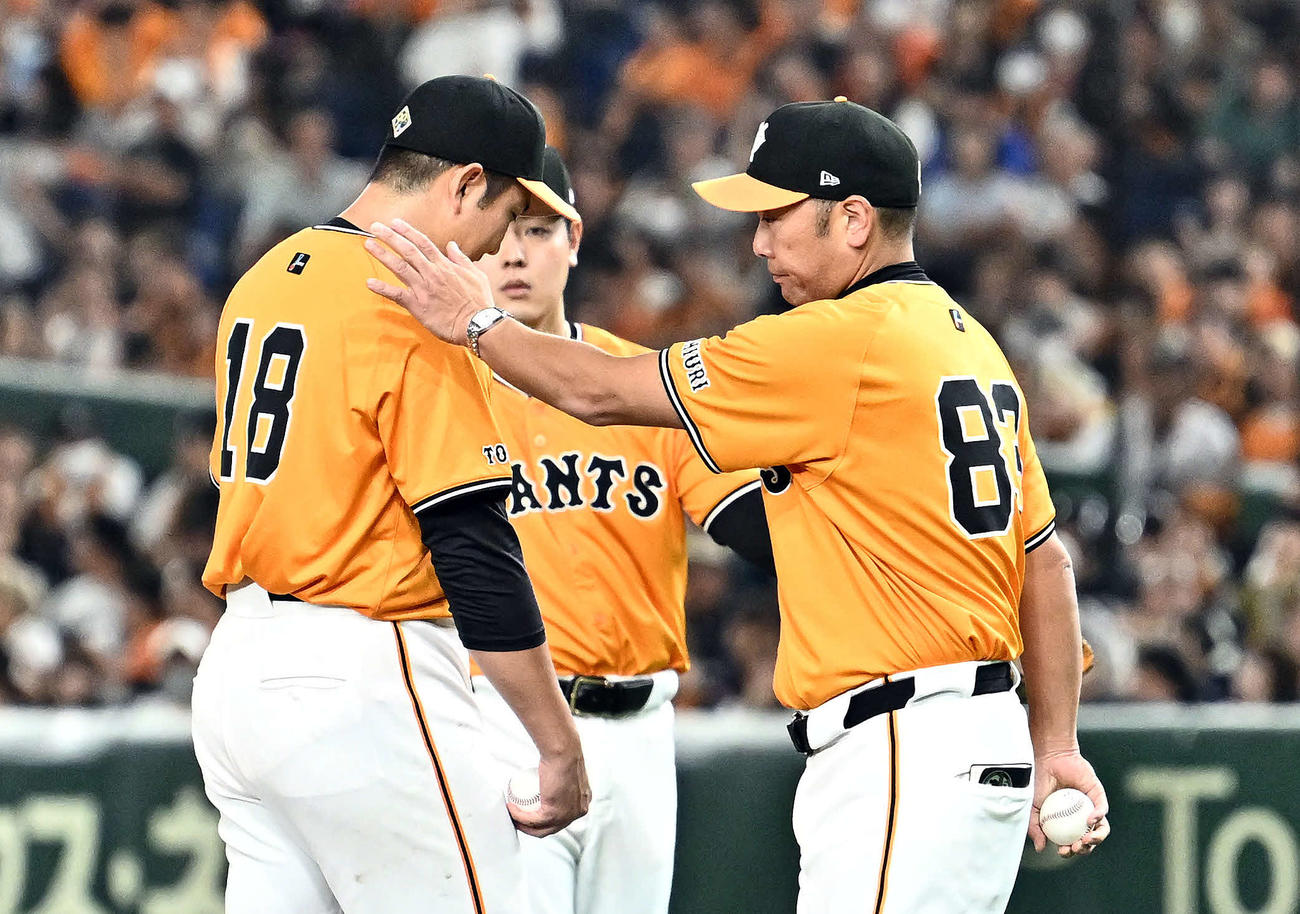 巨人対中日　8回表、巨人阿部監督（右）は菅野に交代を告げる（撮影・滝沢徹郎）