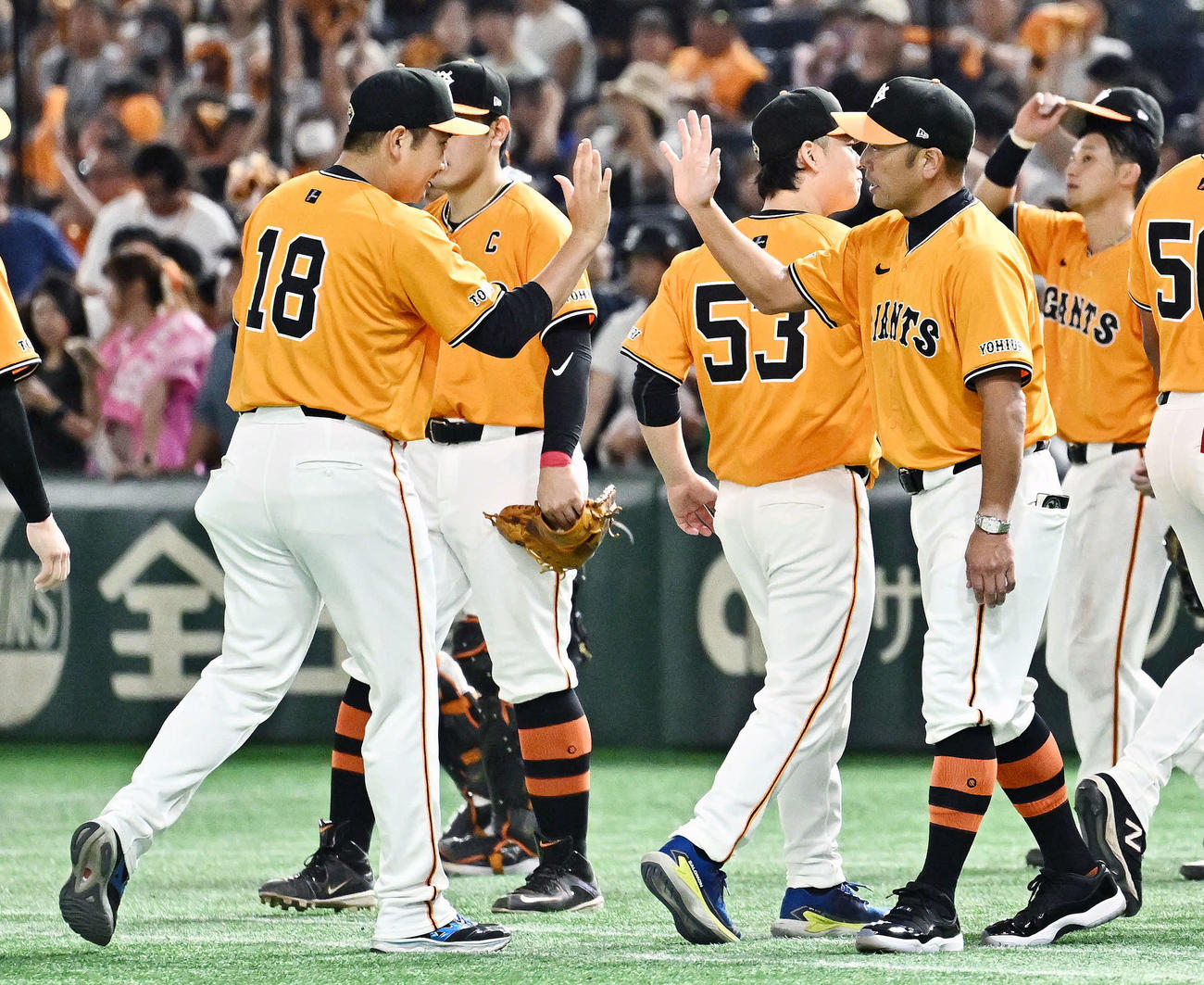 巨人対中日　勝利を飾り巨人阿部監督（右）は菅野とタッチをかわす（撮影・滝沢徹郎）