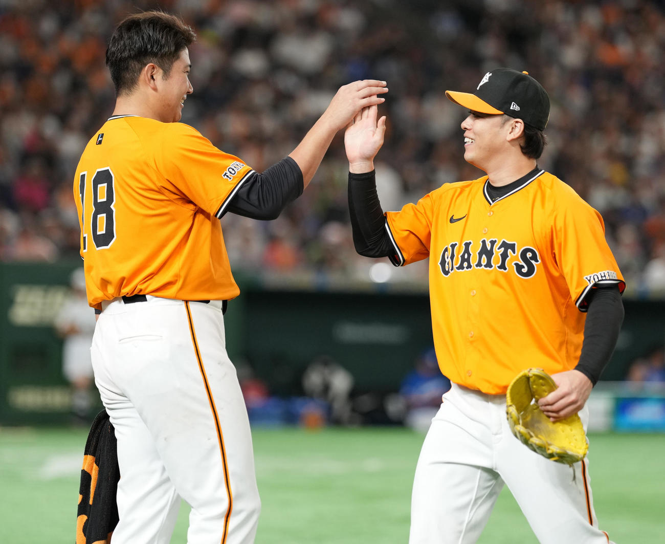 巨人対中日　8回表を終え、高梨（右）を迎える巨人菅野（撮影・鈴木みどり）
