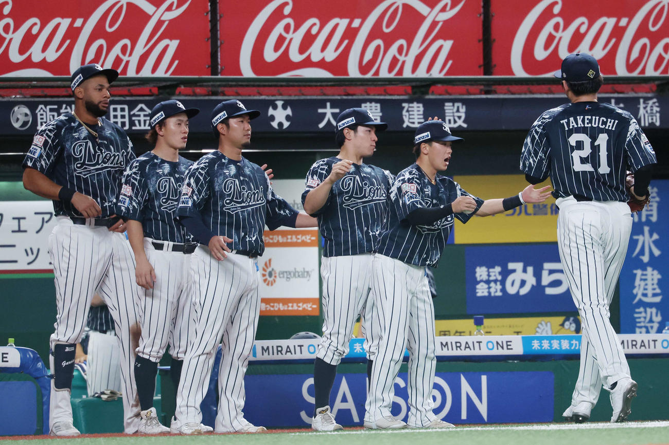 西武対楽天　7回表を終え、チームメートに迎えられる武内（右）（撮影・河田真司）
