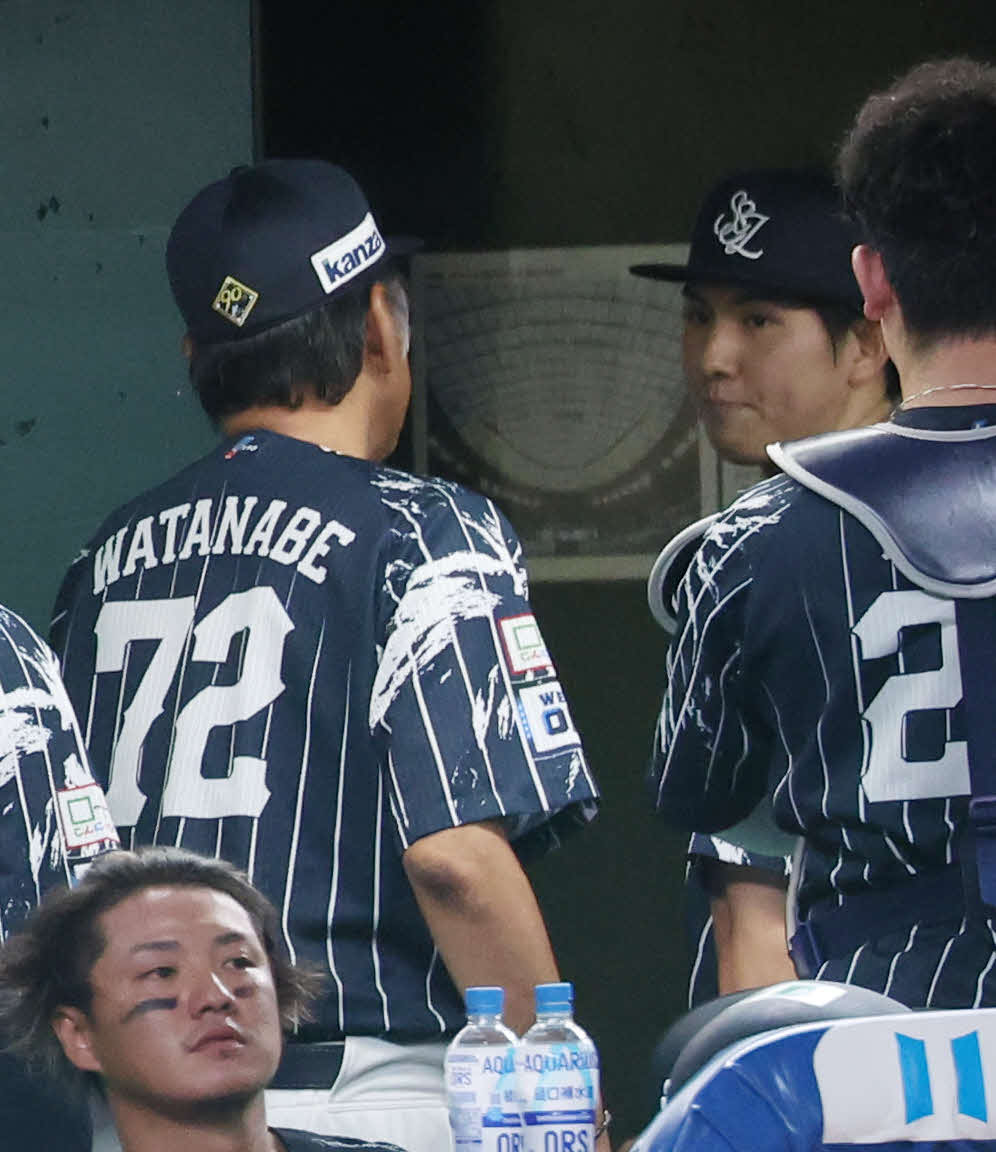 西武対楽天　7回表を終え、渡辺監督代行（左）に迎えられる武内（撮影・河田真司）