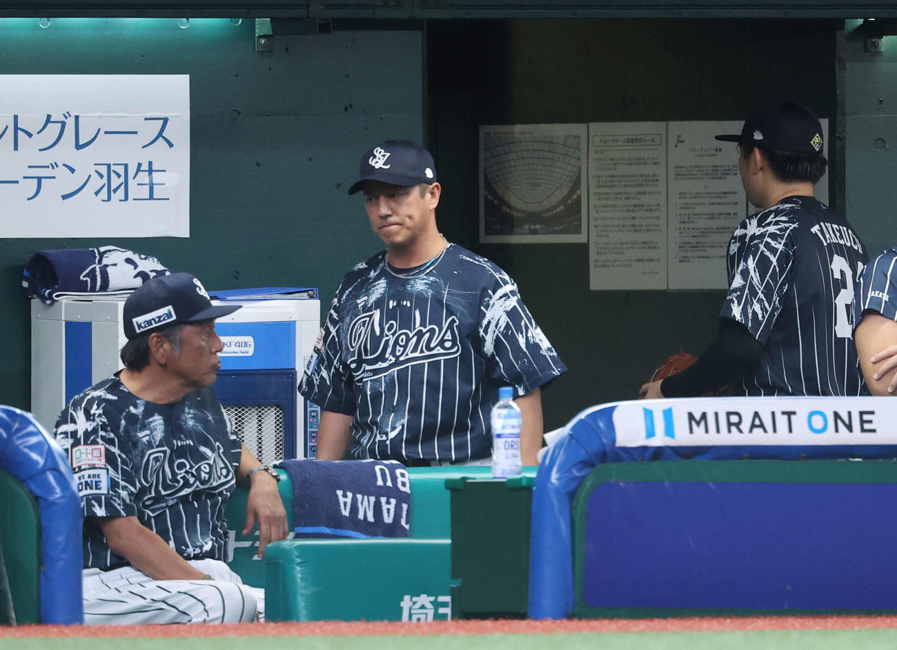 西武対楽天　5回表を終える武内（右）。左は渡辺監督代行（撮影・河田真司）