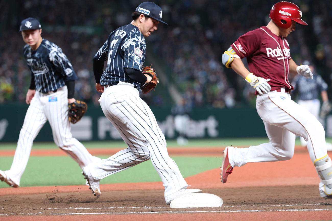 西武対楽天　5回表楽天1死二塁、小深田（右）に二塁内野安打を許す武内（撮影・河田真司）