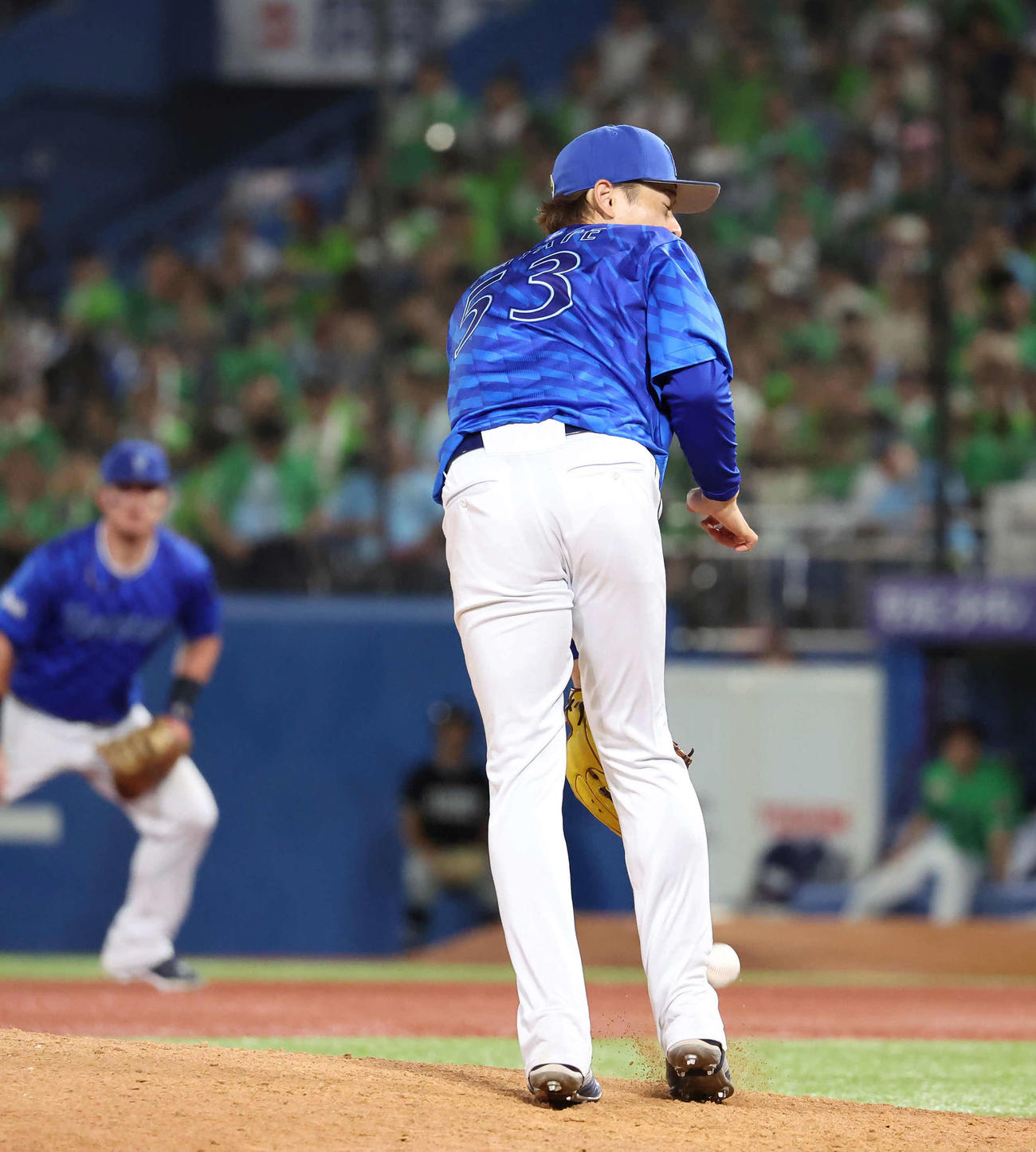 ヤクルト対DeNA 6回裏ヤクルト無死、増田の打球は中川颯の右足を直撃する（撮影・丹羽敏通）