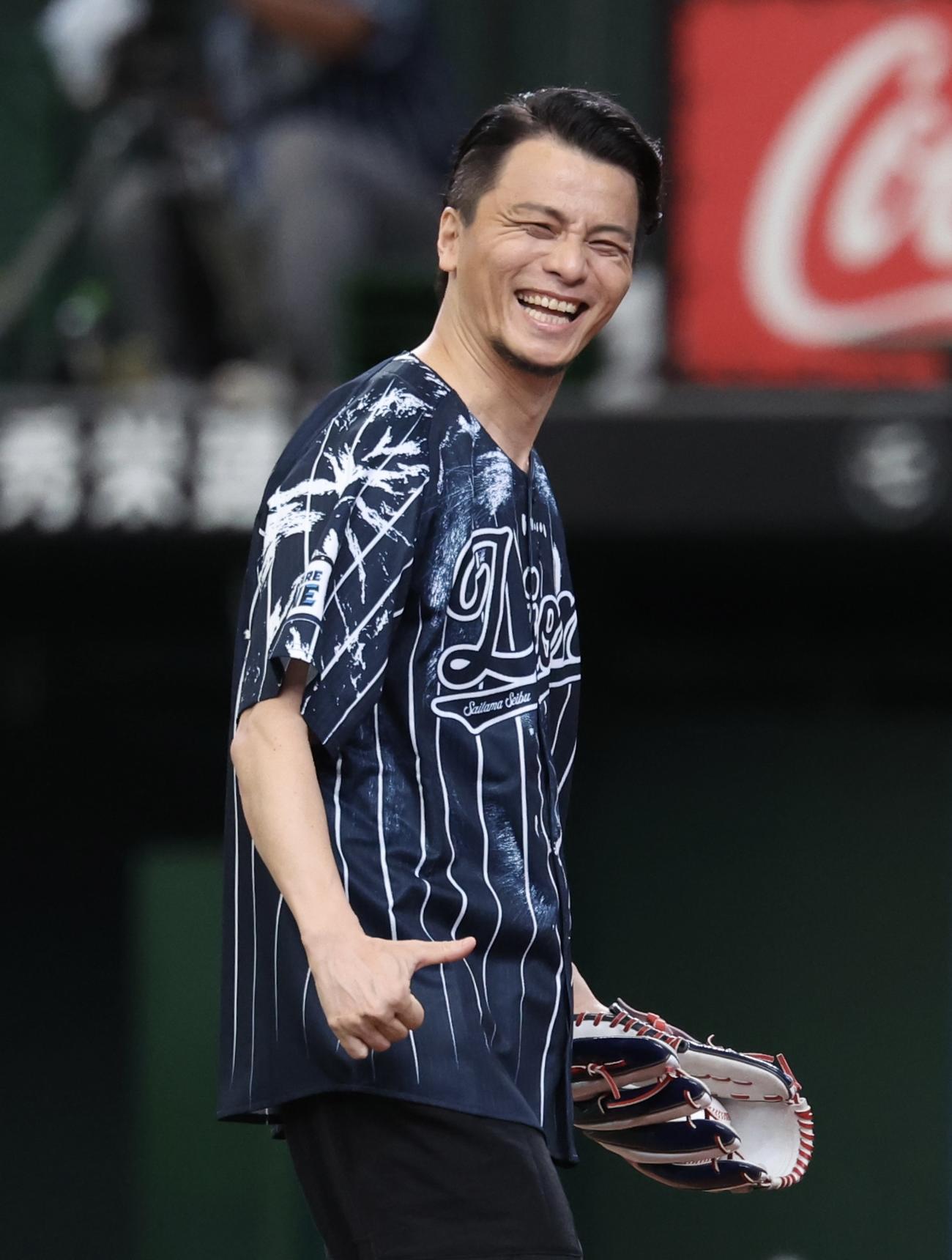 西武対楽天　開始前、セレモニアルピッチを務めるKREVA（撮影・河田真司）