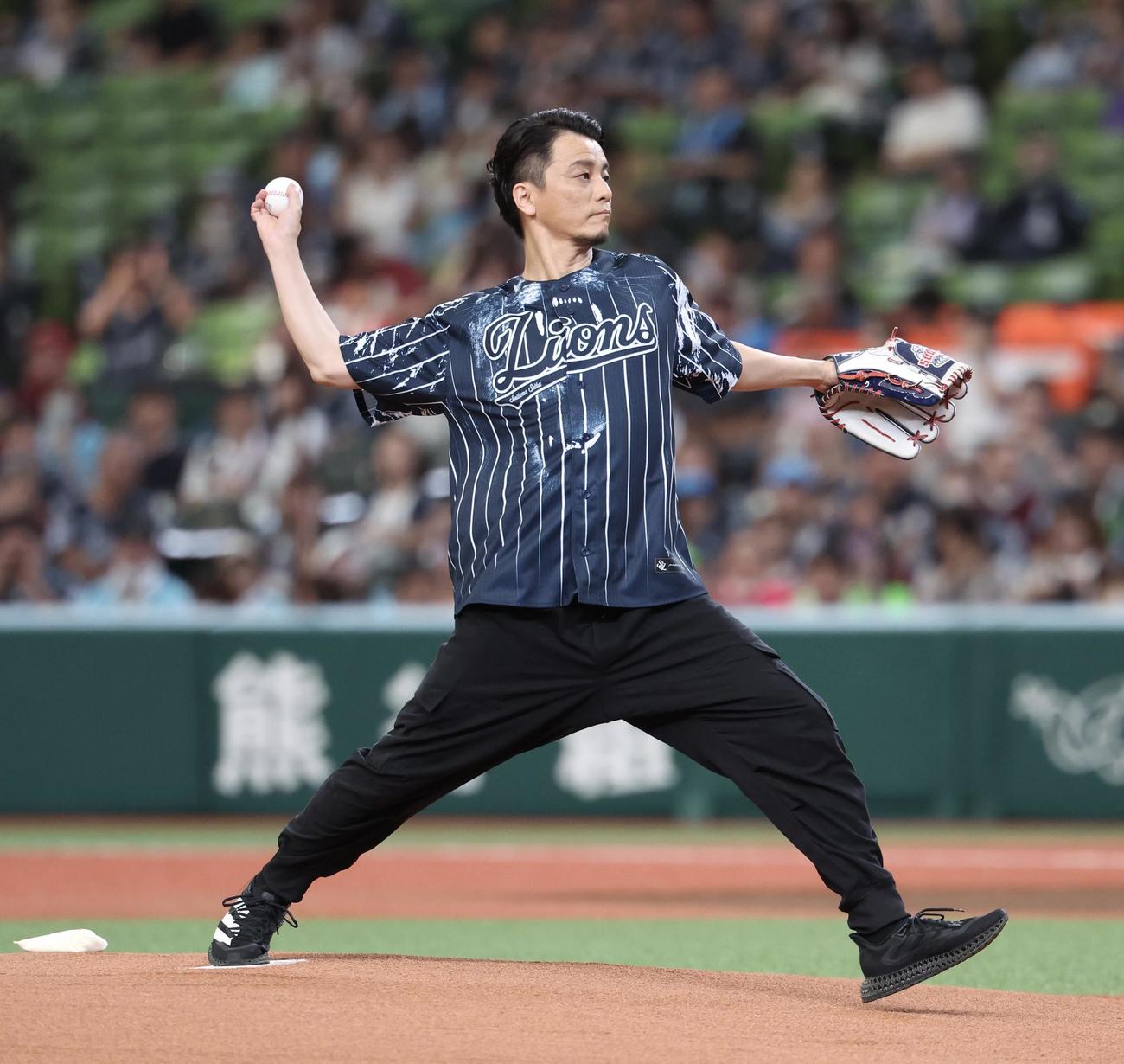 西武対楽天　開始前、セレモニアルピッチを務めるKREVA（撮影・河田真司）