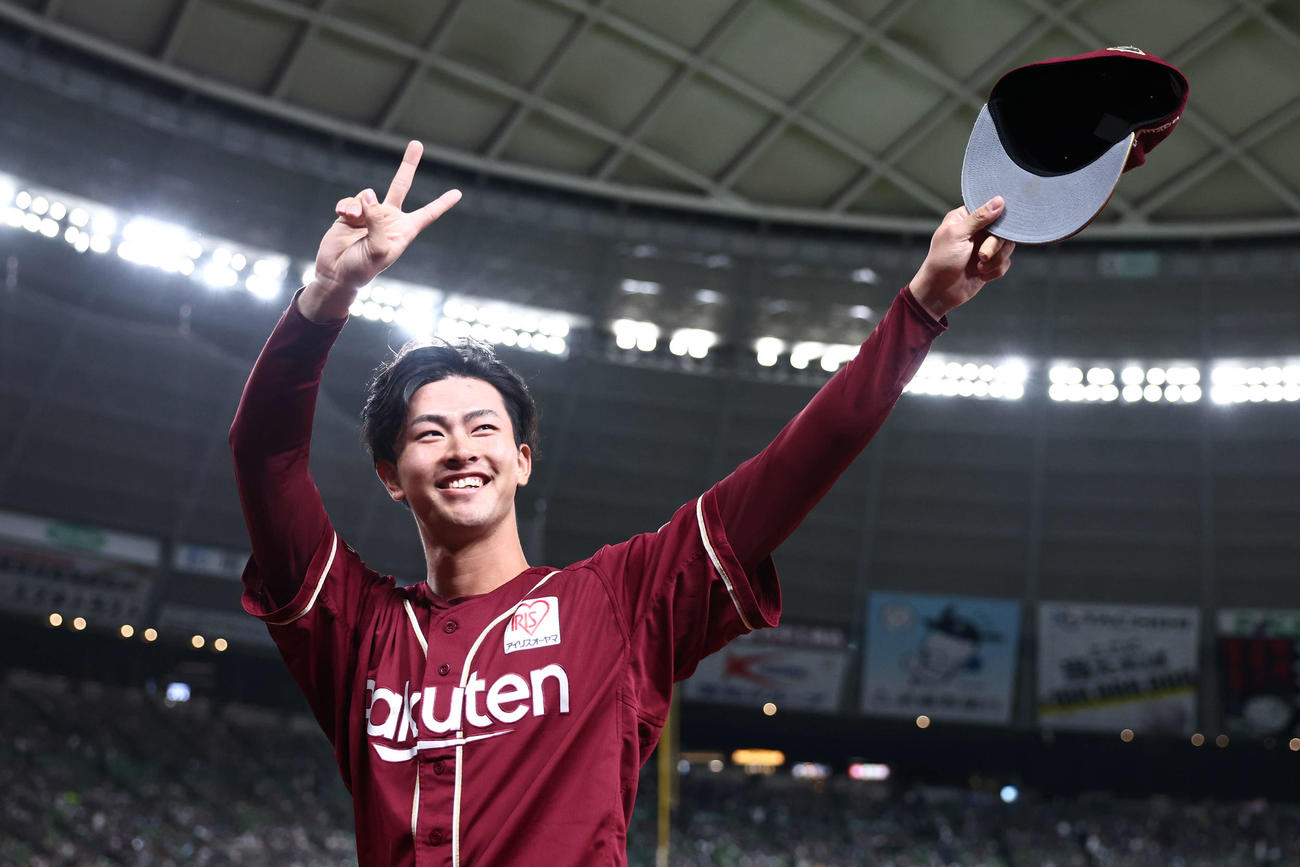 西武対楽天　西武に勝利し、声援に応えながら笑顔で引き揚げる楽天古謝（撮影・河田真司）