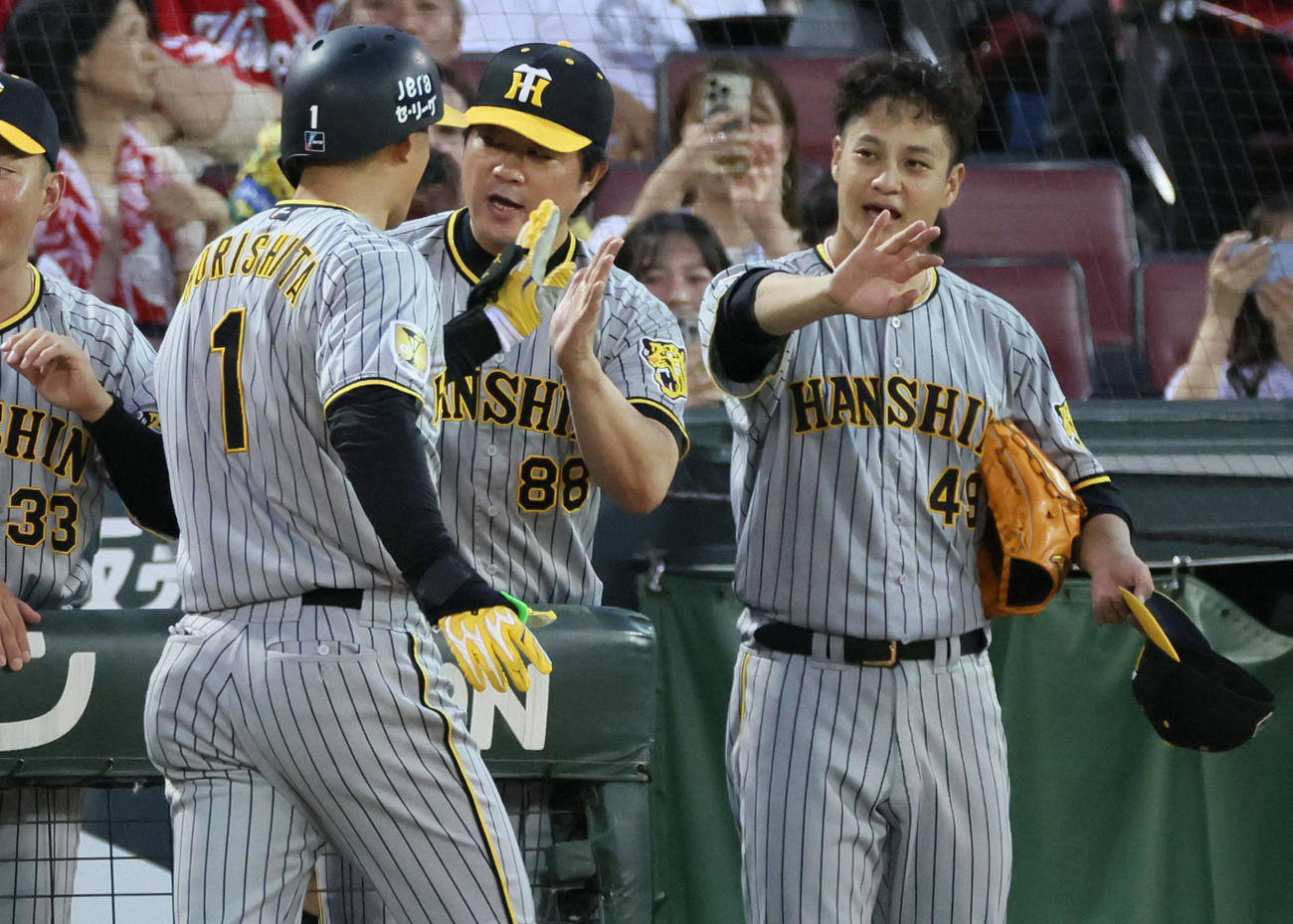 広島対阪神　3回表阪神2死一、二塁、逆転の左越え3点本塁打を放った森下を迎える先発の大竹（右）（撮影・加藤孝規）