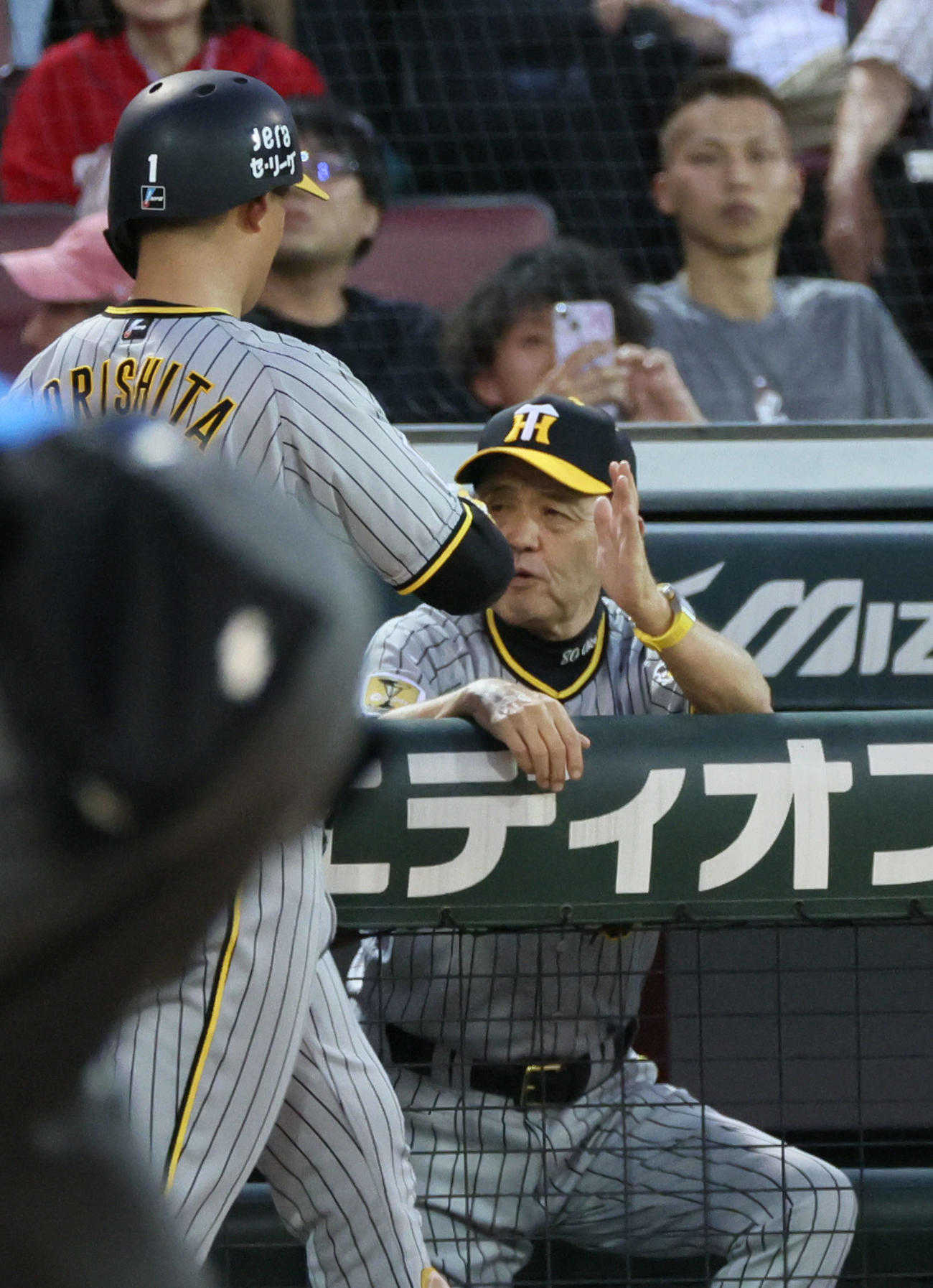 広島対阪神　3回表阪神2死一、二塁、逆転の左越え3点本塁打を放った森下を迎える岡田監督（撮影・加藤孝規）