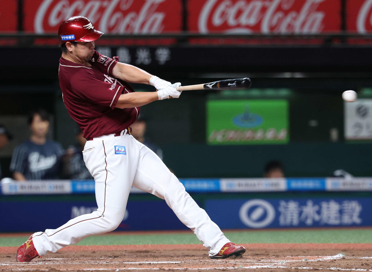 西武対楽天　8回表楽天2死、左前打を放つ阿部（撮影・河田真司）