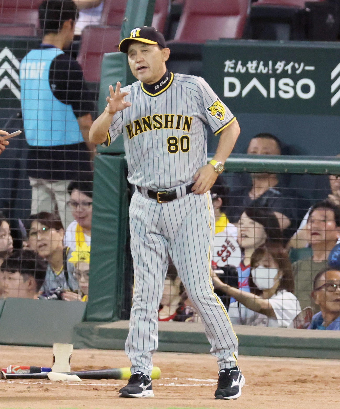 広島対阪神　8回表を終え選手交代を告げる岡田監督（撮影・加藤哉）
