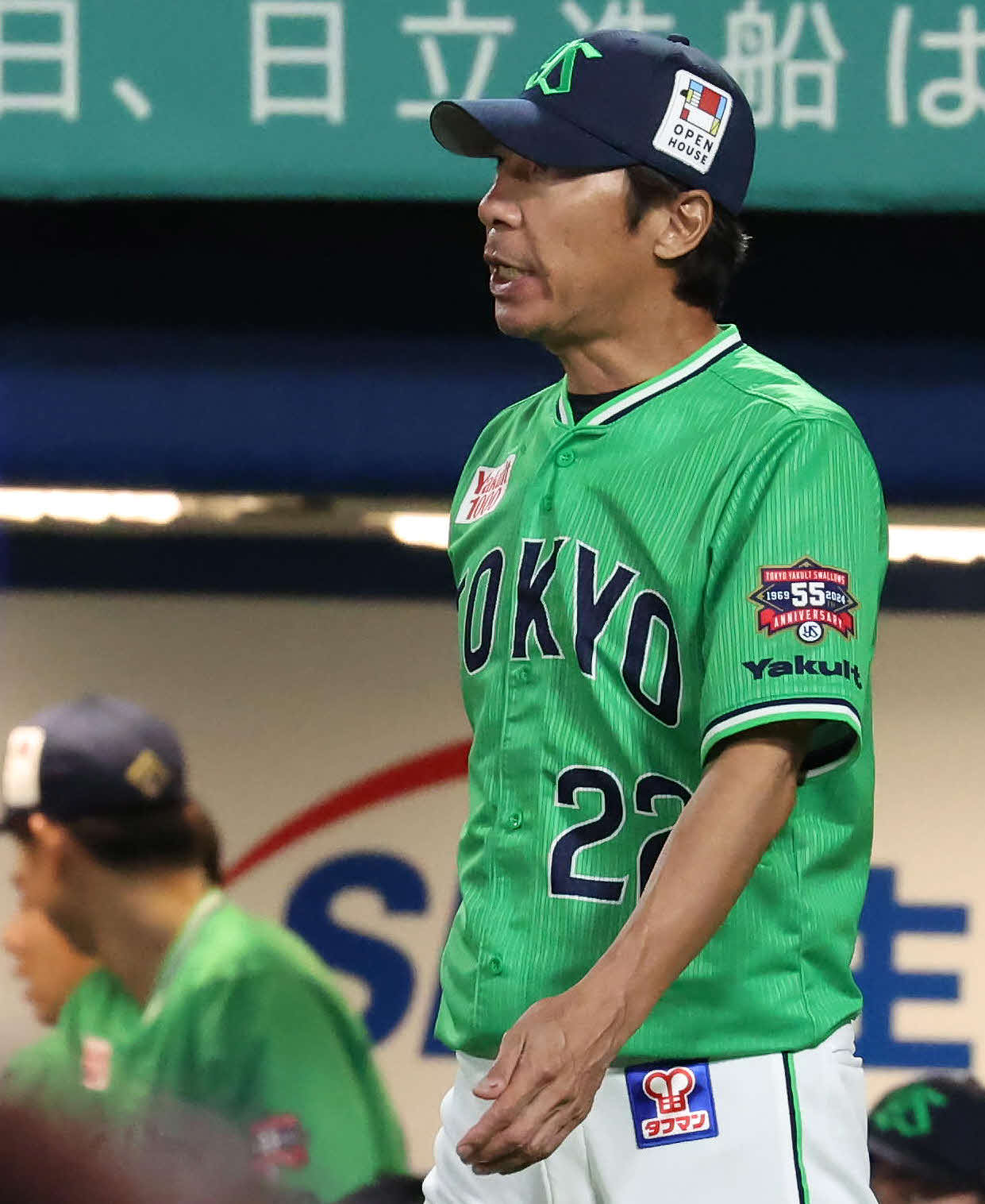 ヤクルト対DeNA 9回、選手の交代を告げるヤクルト高津監督（撮影・丹羽敏通）