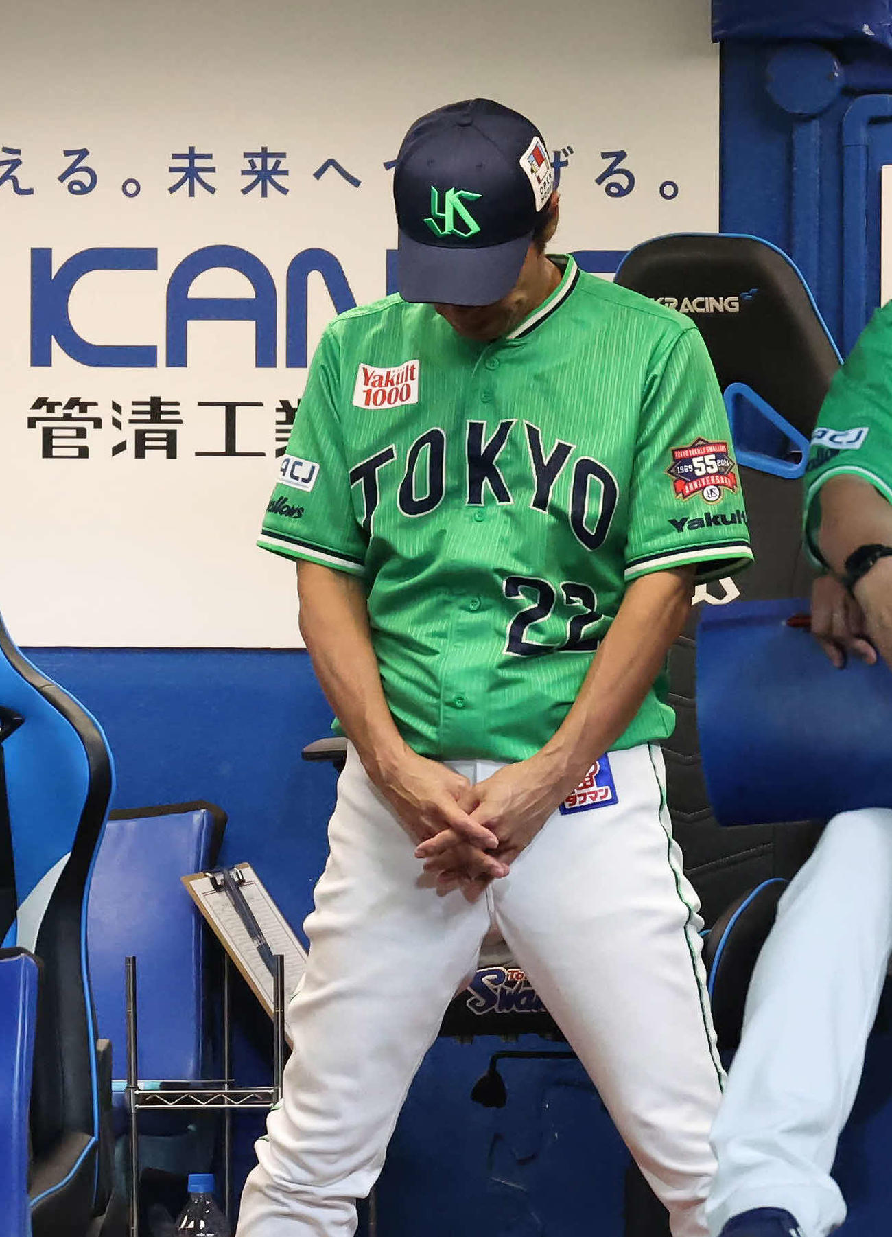 ヤクルト対DeNA 8回、先頭打者が倒れて下を向くヤクルト高津監督（撮影・丹羽敏通）