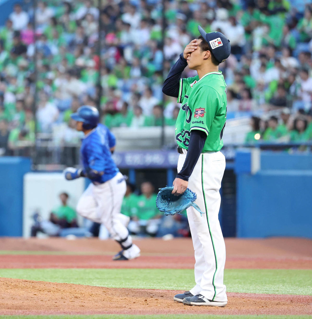 ヤクルト対DeNA 3回表DeNA2死一、二塁、宮崎に3点本塁打を打たれた先発山野（撮影・丹羽敏通）
