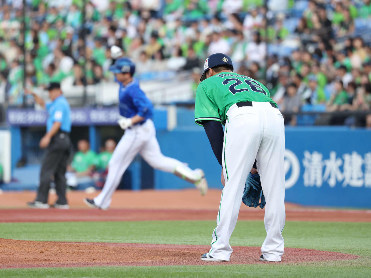 ヤクルト対DeNA 1回表DeNA1死二塁、佐野に先制の2点本塁打を打たれた先発山野（撮影・丹羽敏通）