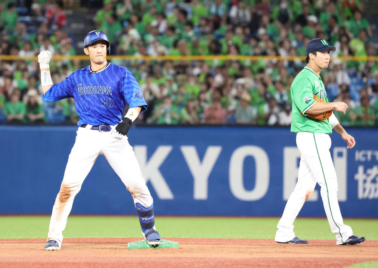 ヤクルト対DeNA 5回表DeNA1死一、二塁、レフトへ適時二塁打を放った山本。右は山田（撮影・丹羽敏通）