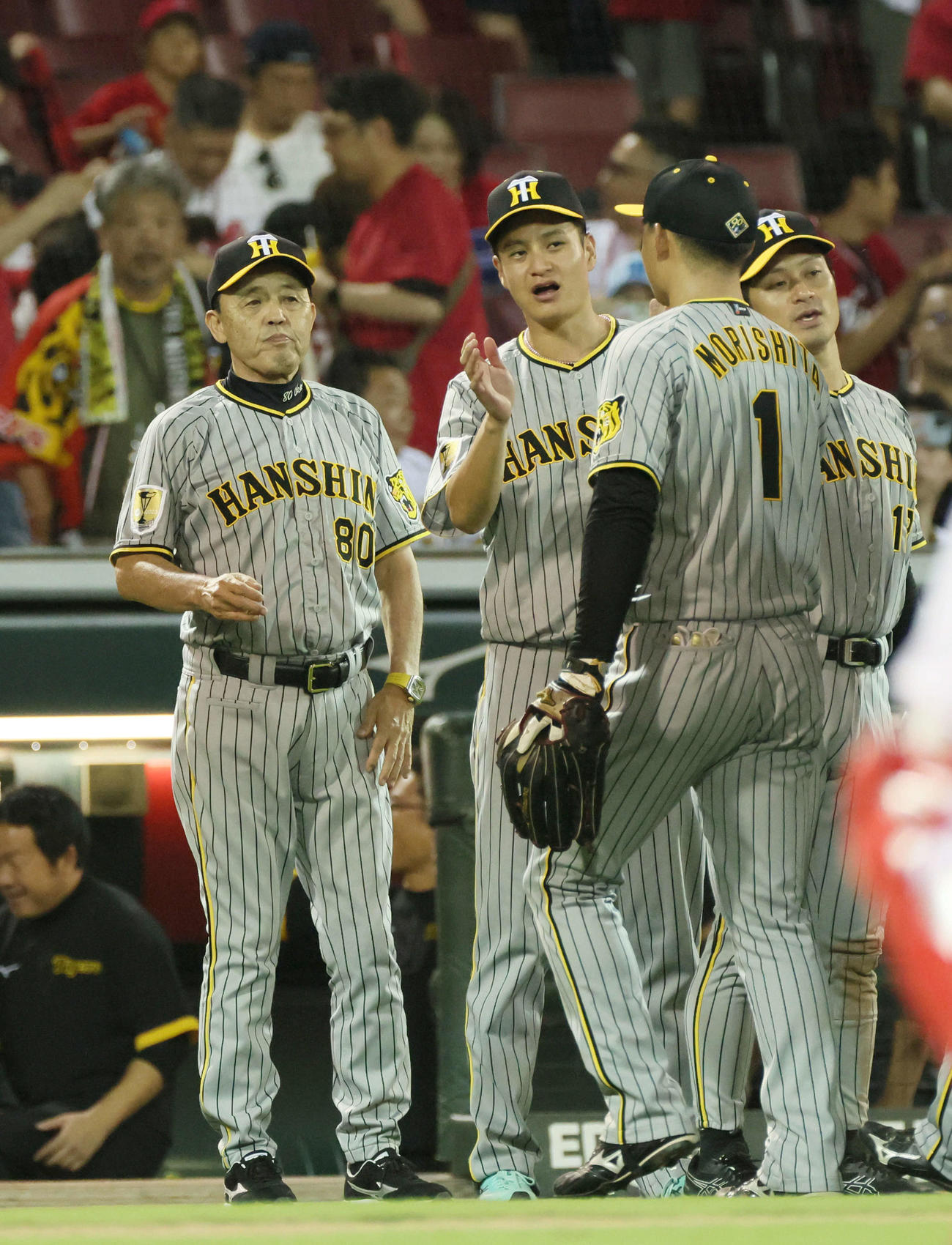 広島対阪神　森下を迎える岡田監督（左）と勝利投手の大竹（中央）（撮影・加藤孝規）