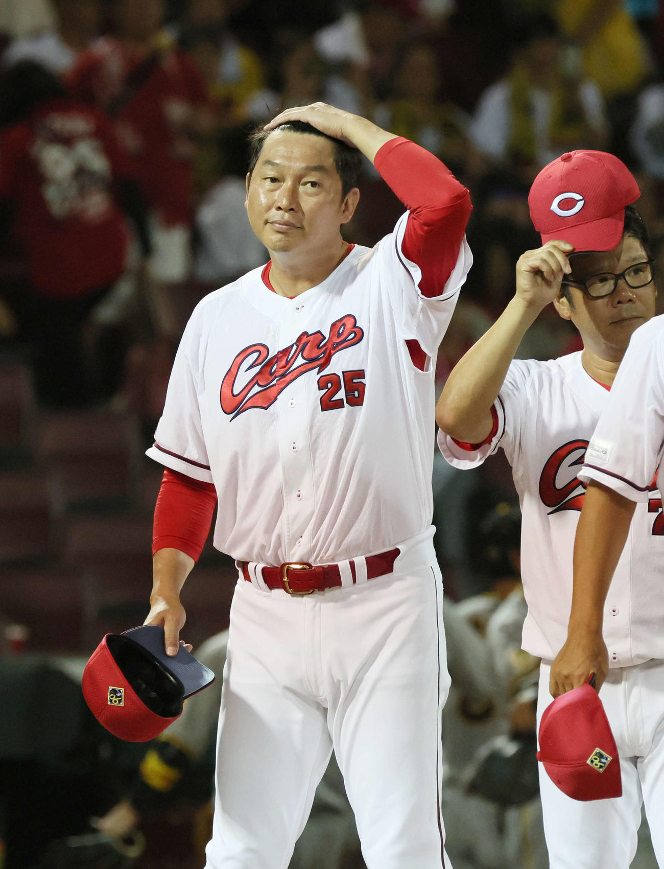 広島対阪神　試合後、ファンにあいさつする広島新井監督（撮影・加藤孝規）