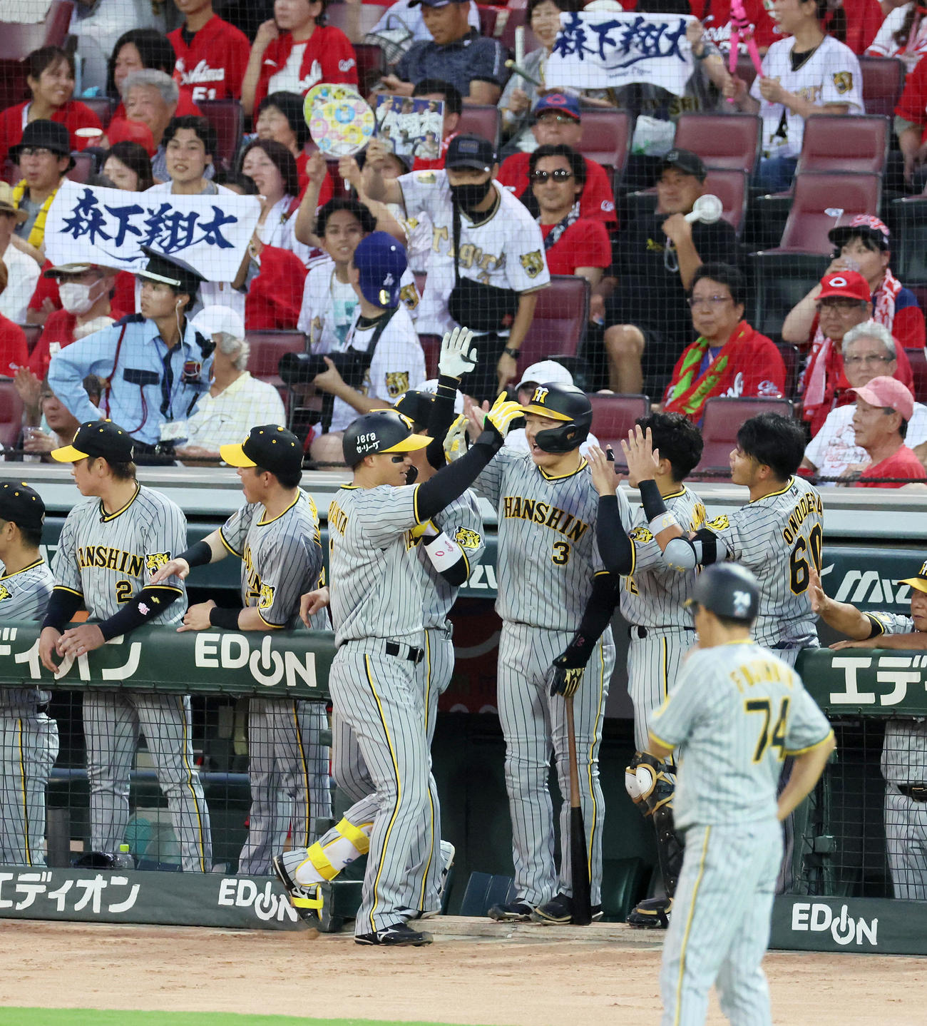 広島対阪神　3回表阪神2死一、二塁、左越え3点本塁打を放った森下（左）はベンチの大山らナインとタッチする（撮影・加藤哉）
