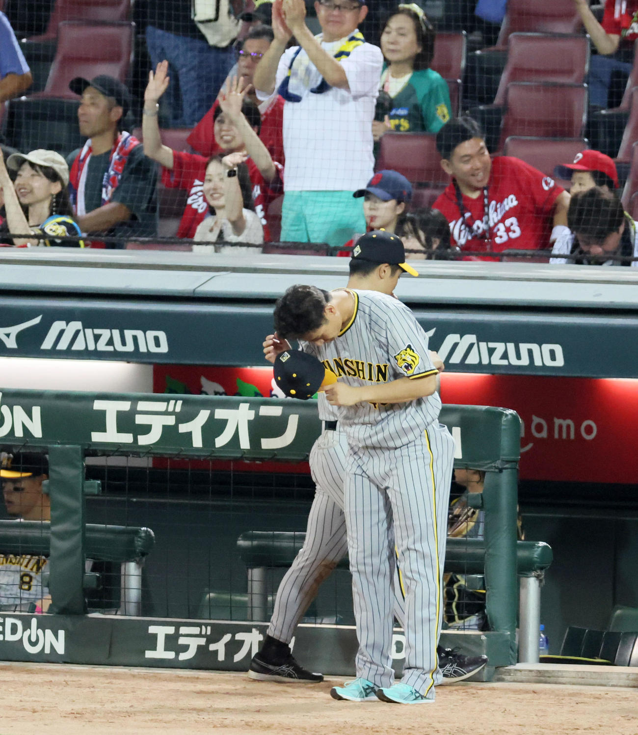 広島対阪神　広島に勝利しグラウンドに一礼して引き揚げる大竹（撮影・加藤哉）