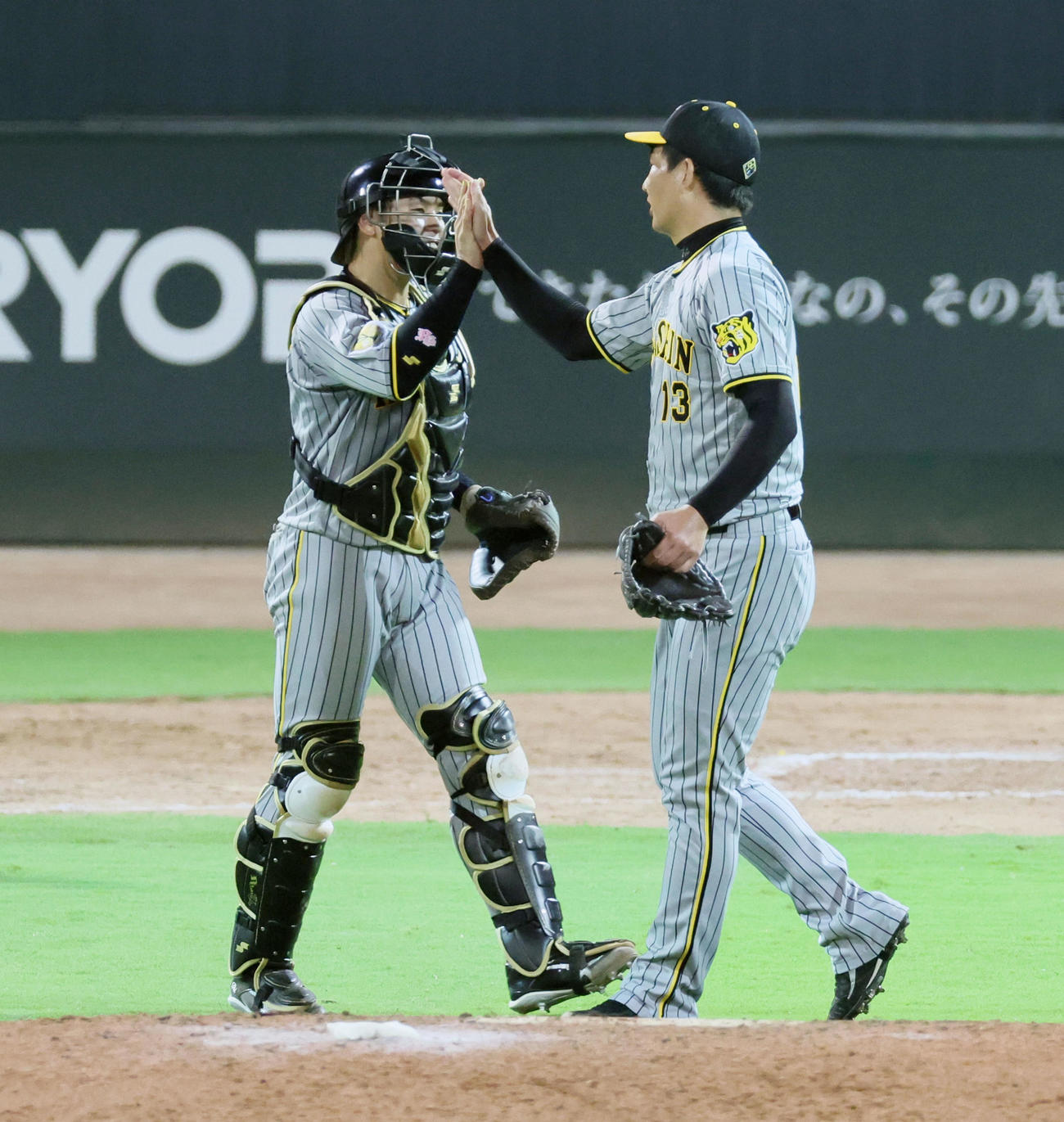 広島対阪神　広島に勝利し梅野とタッチする岩崎（撮影・加藤哉）