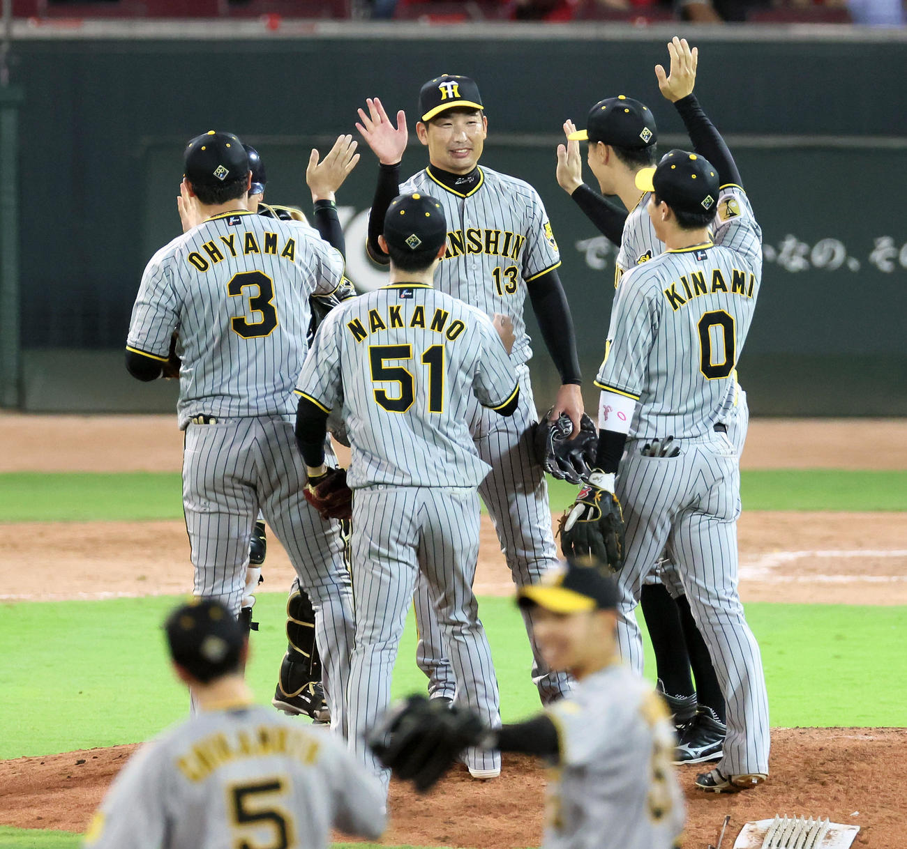 広島対阪神　広島に勝利しマウンドでナインとタッチする岩崎（撮影・加藤哉）