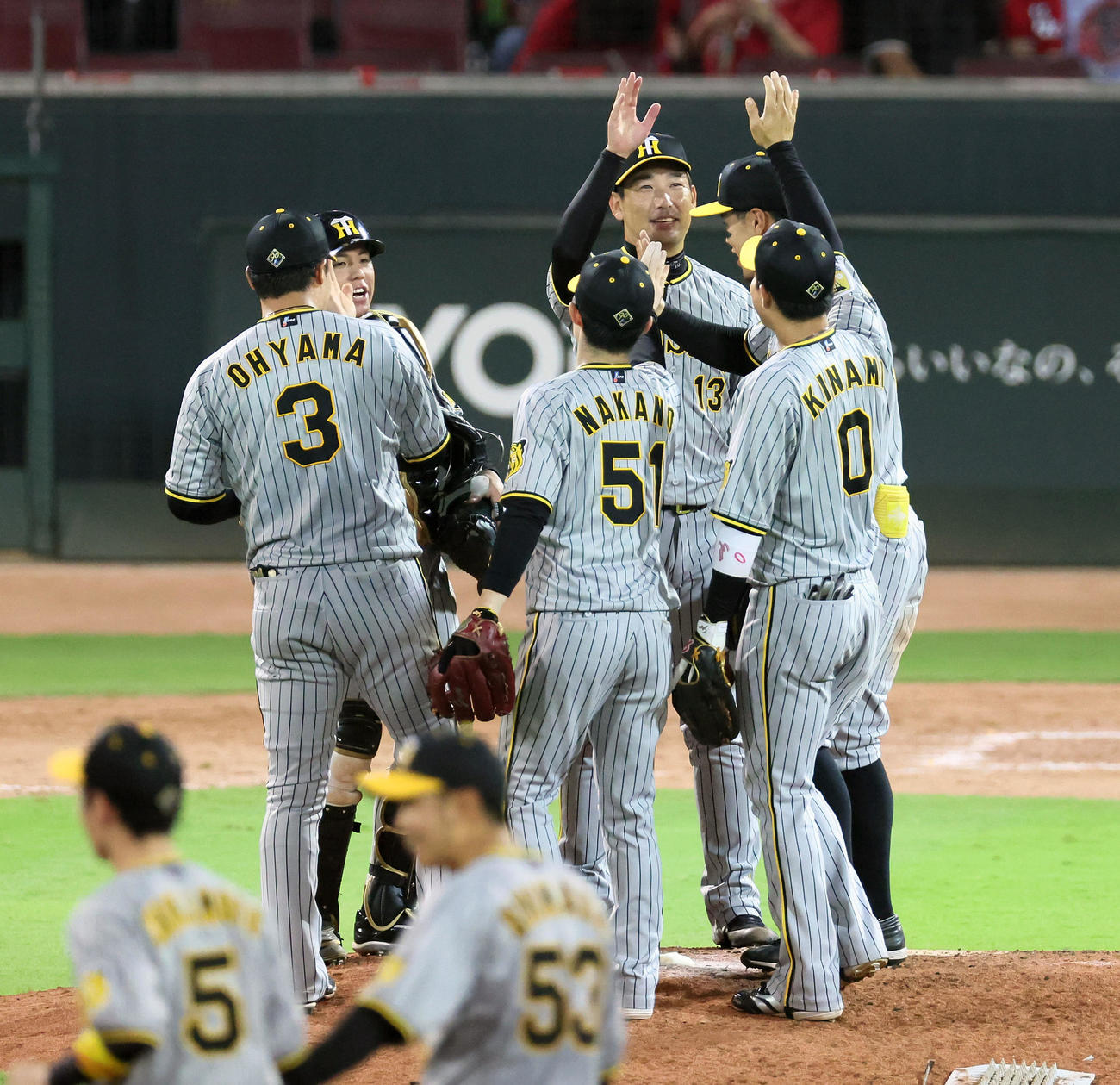 広島対阪神　広島に勝利しマウンドでナインとタッチする岩崎（撮影・加藤哉）