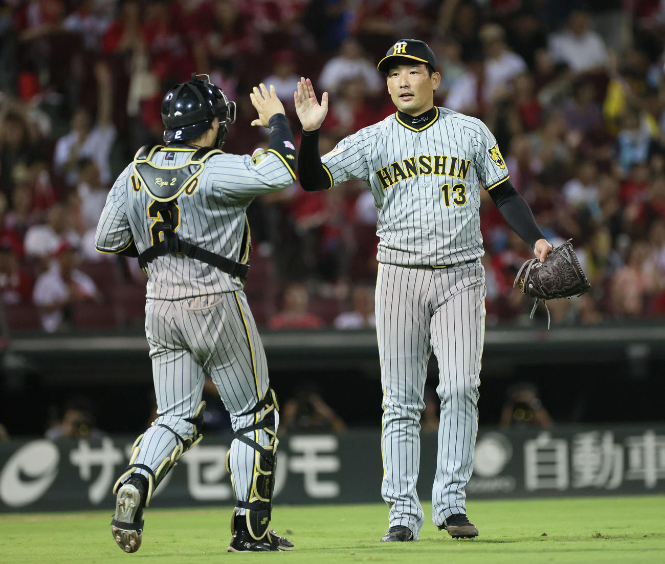 広島対阪神　最後を締めた岩崎。左は梅野（撮影・加藤孝規）