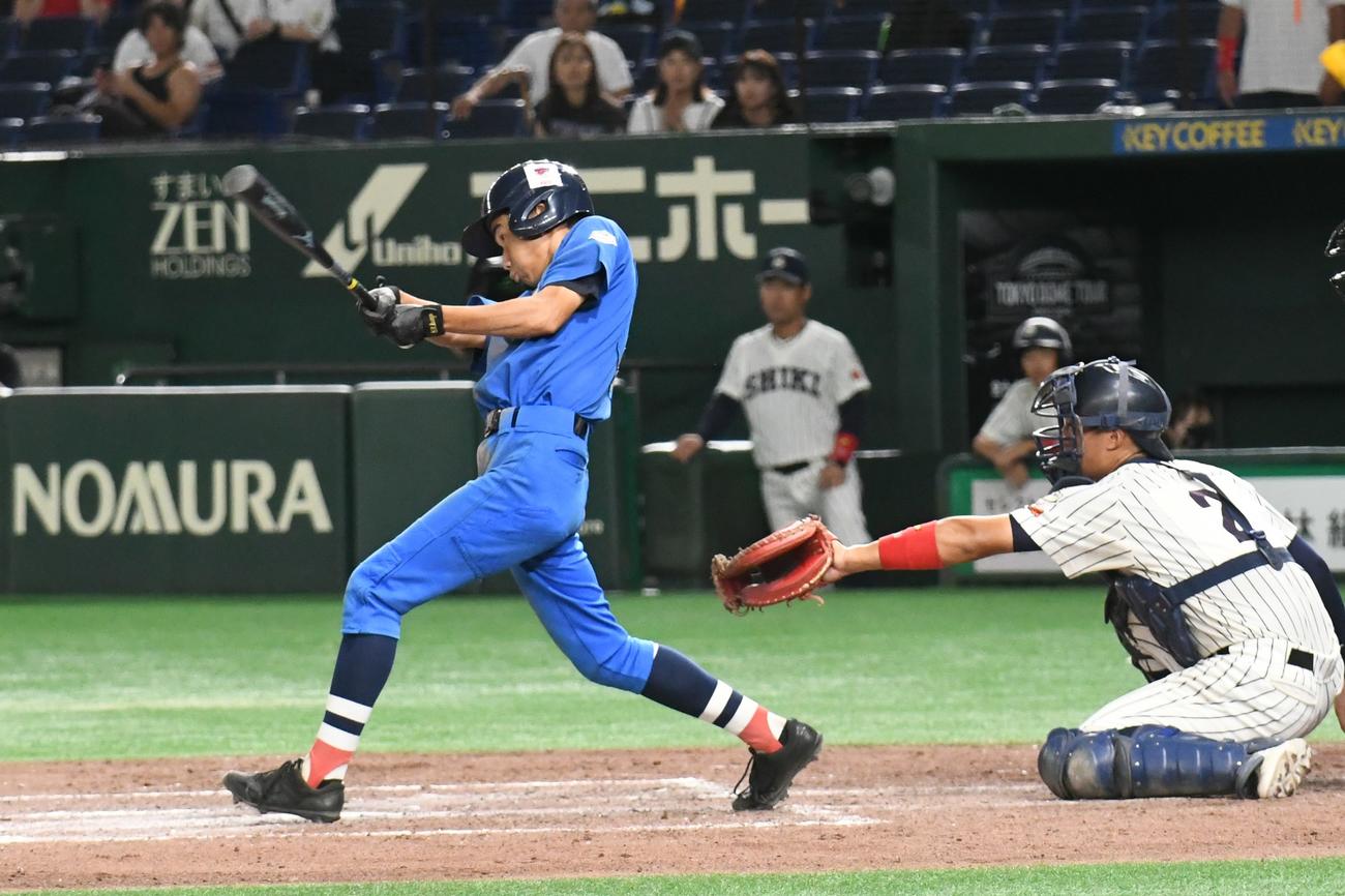 中本牧7回2死二塁、廣田は二遊間を破るサヨナラ打を放った（写真・久我悟）