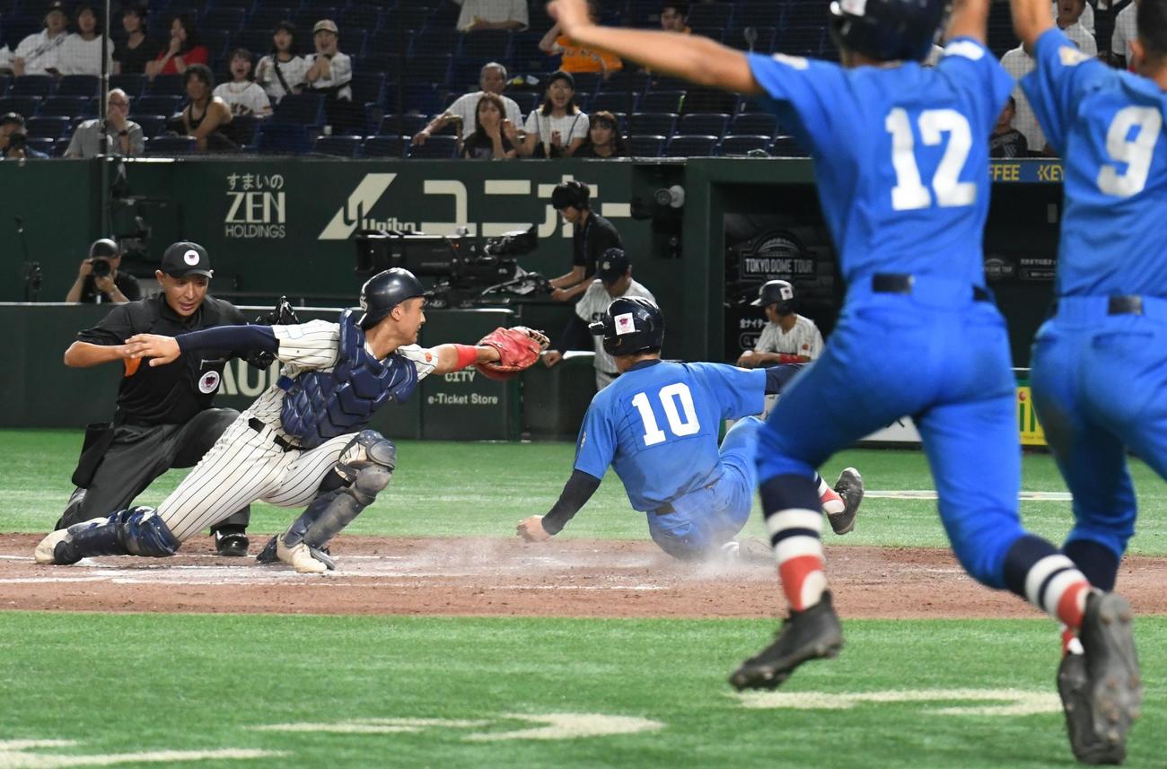 中本牧7回裏2死二塁、廣田の中前打で回り込み、サヨナラホームを手で触った小林（写真・久我悟）