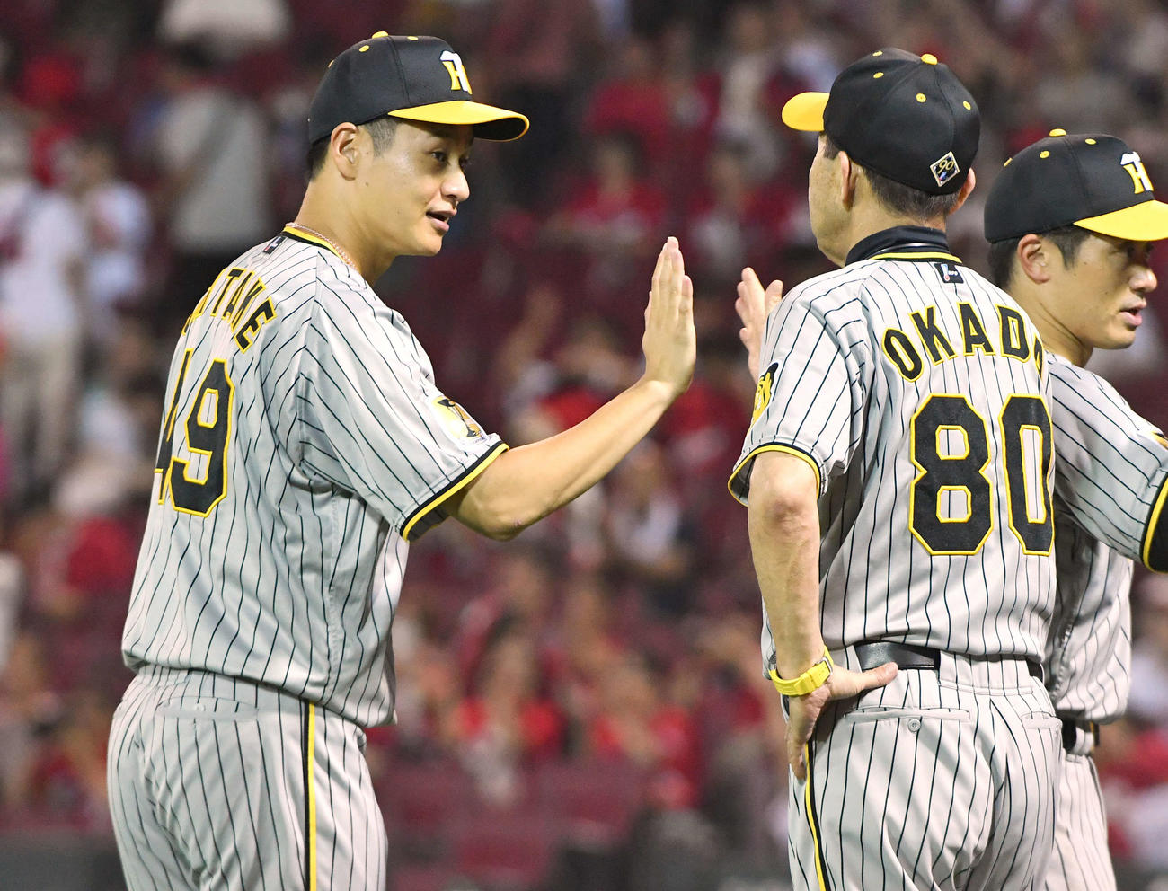 広島対阪神　広島に勝利し、岡田監督（右）とタッチを交わす大竹（撮影・岩下翔太）