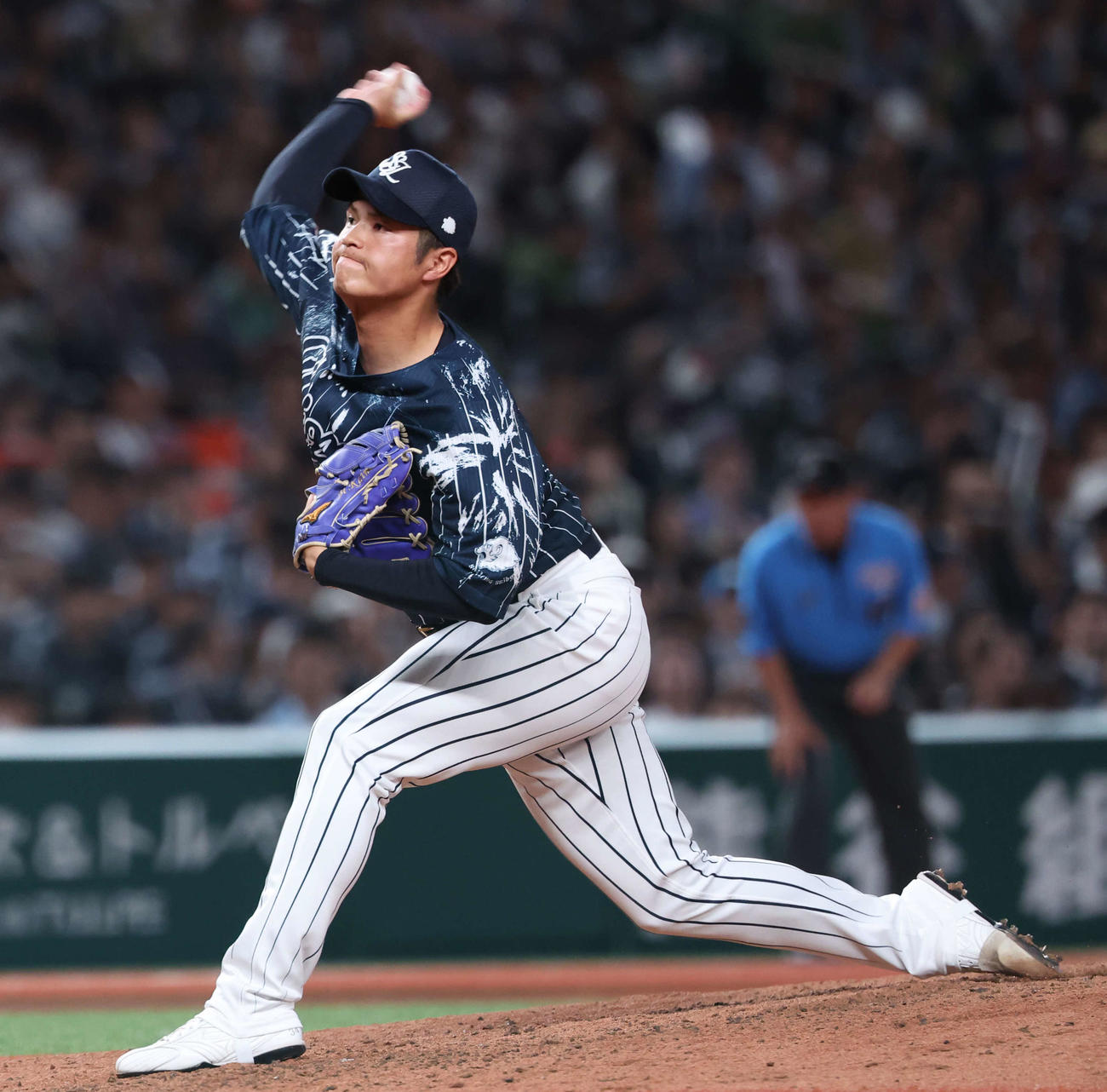 西武対楽天　8回表、西武2番手で登板する甲斐野（撮影・河田真司）