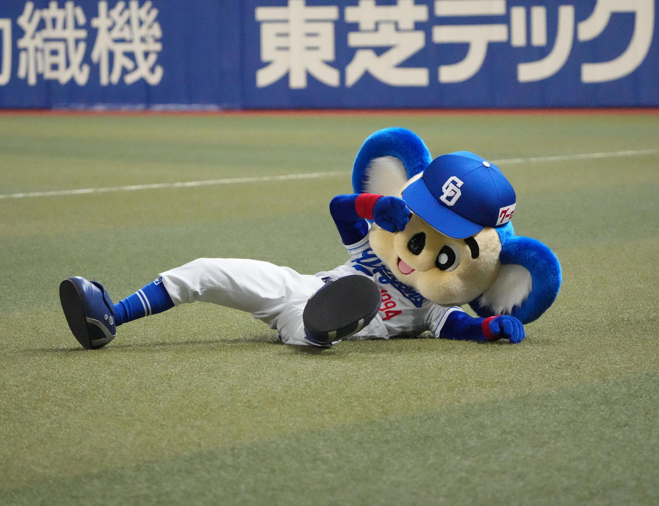 5月26日、3年ぶりに復活したバク転タイムで着地失敗のドアラ